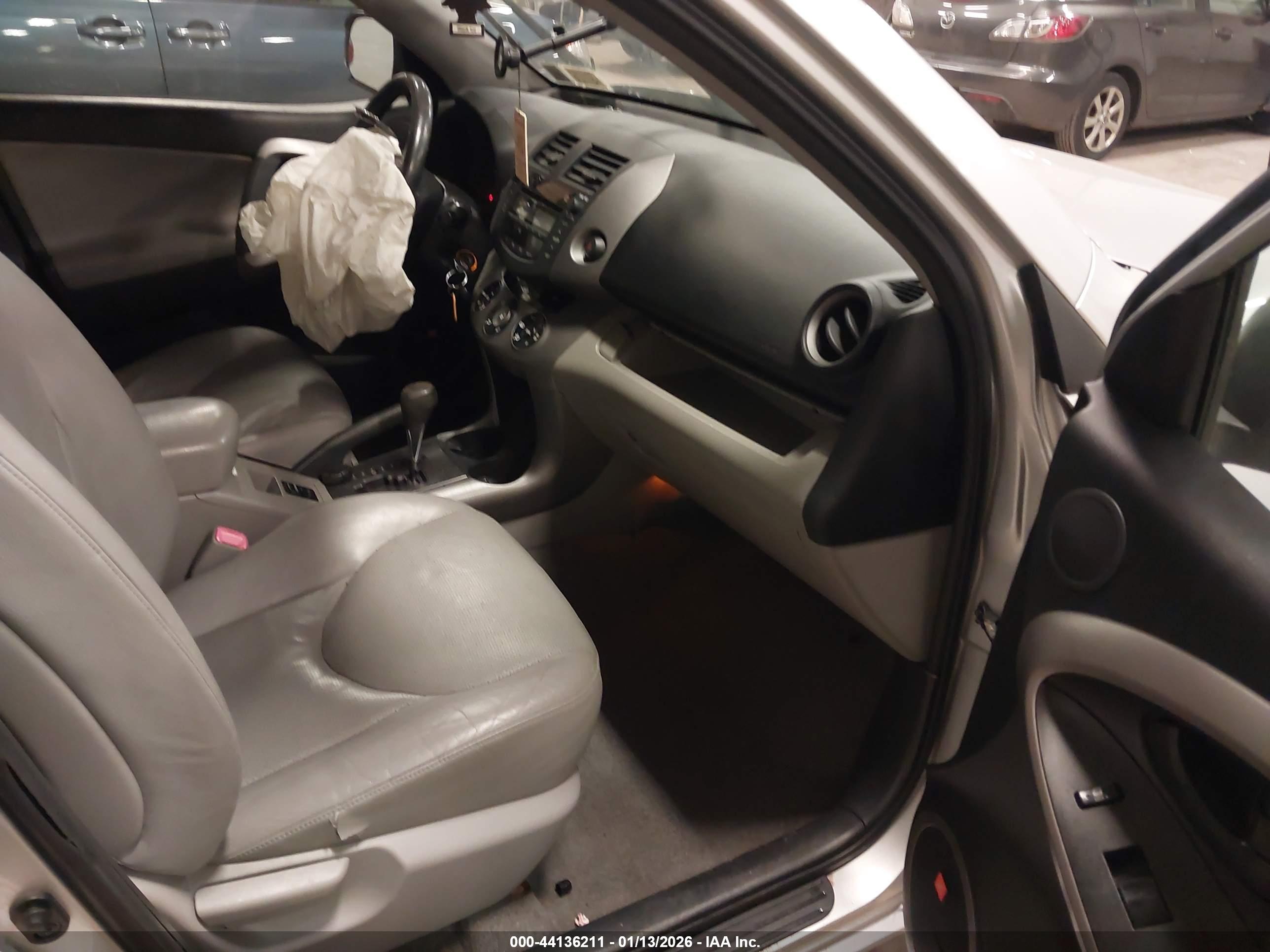 TOYOTA RAV4 image 5