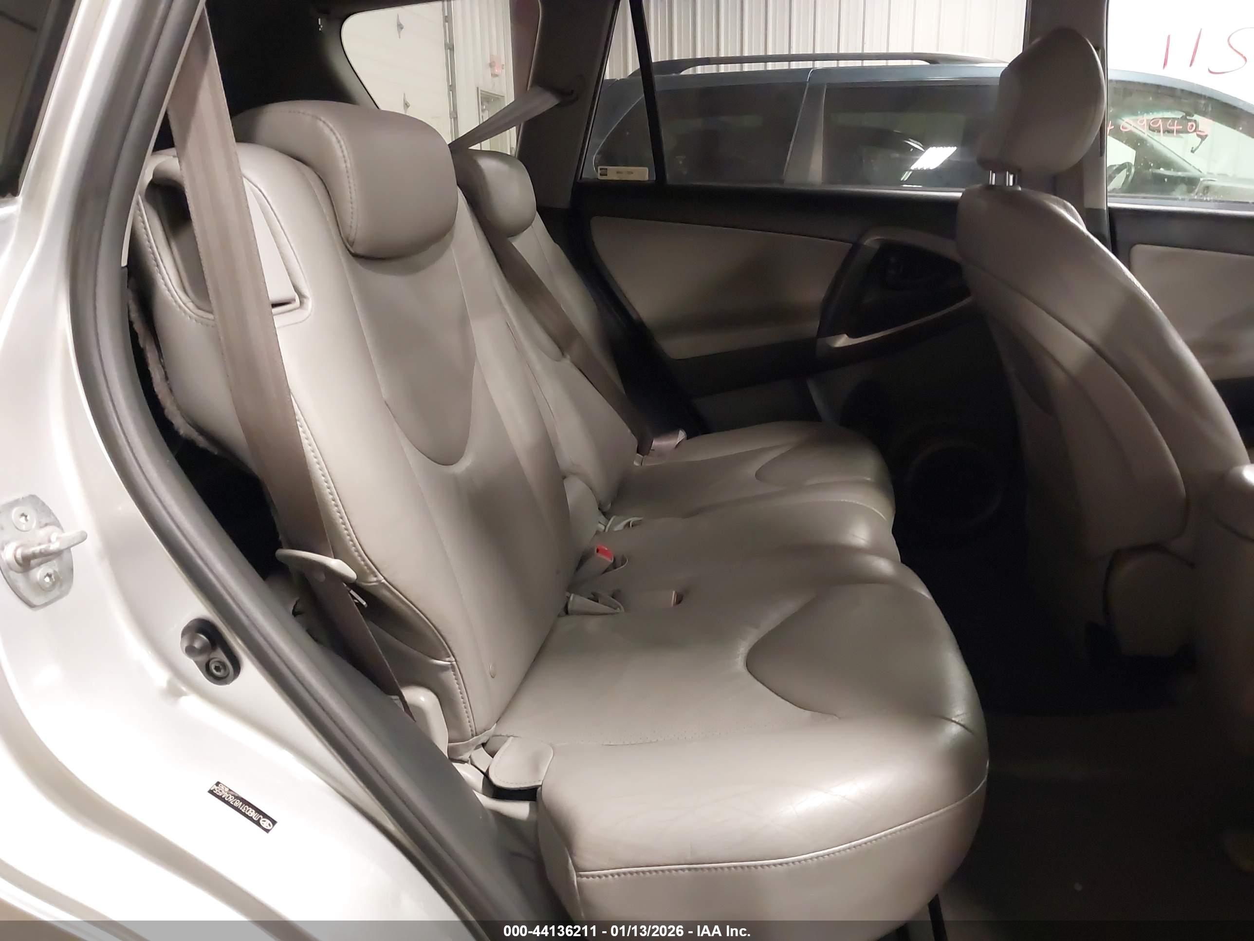 TOYOTA RAV4 image 8