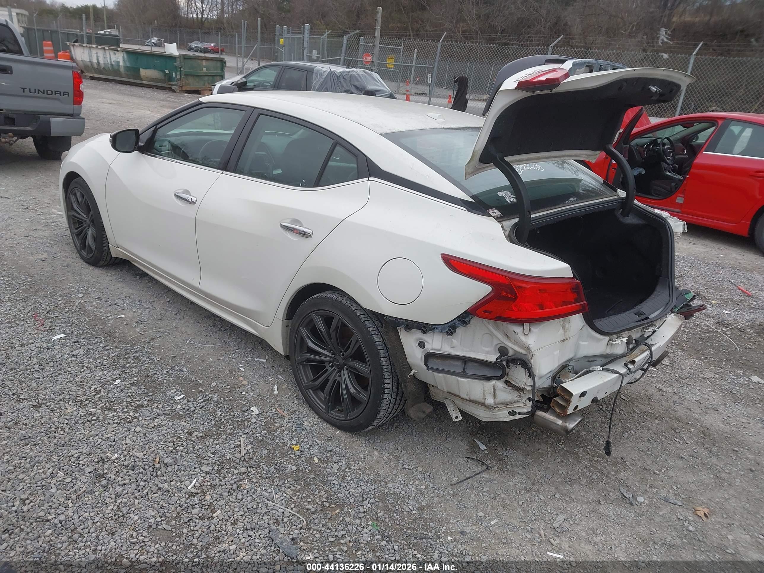 NISSAN MAXIMA image 3