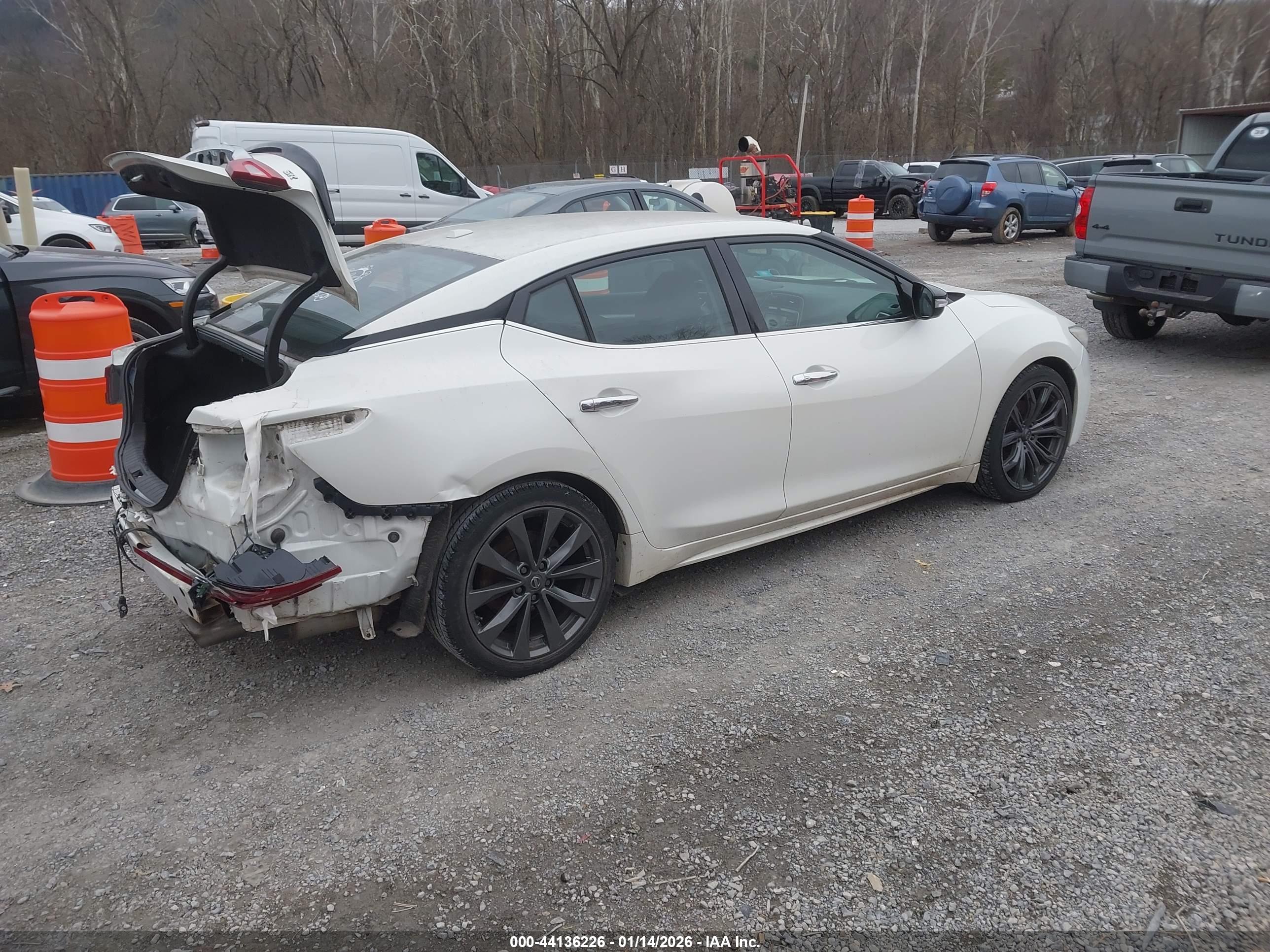 NISSAN MAXIMA image 4