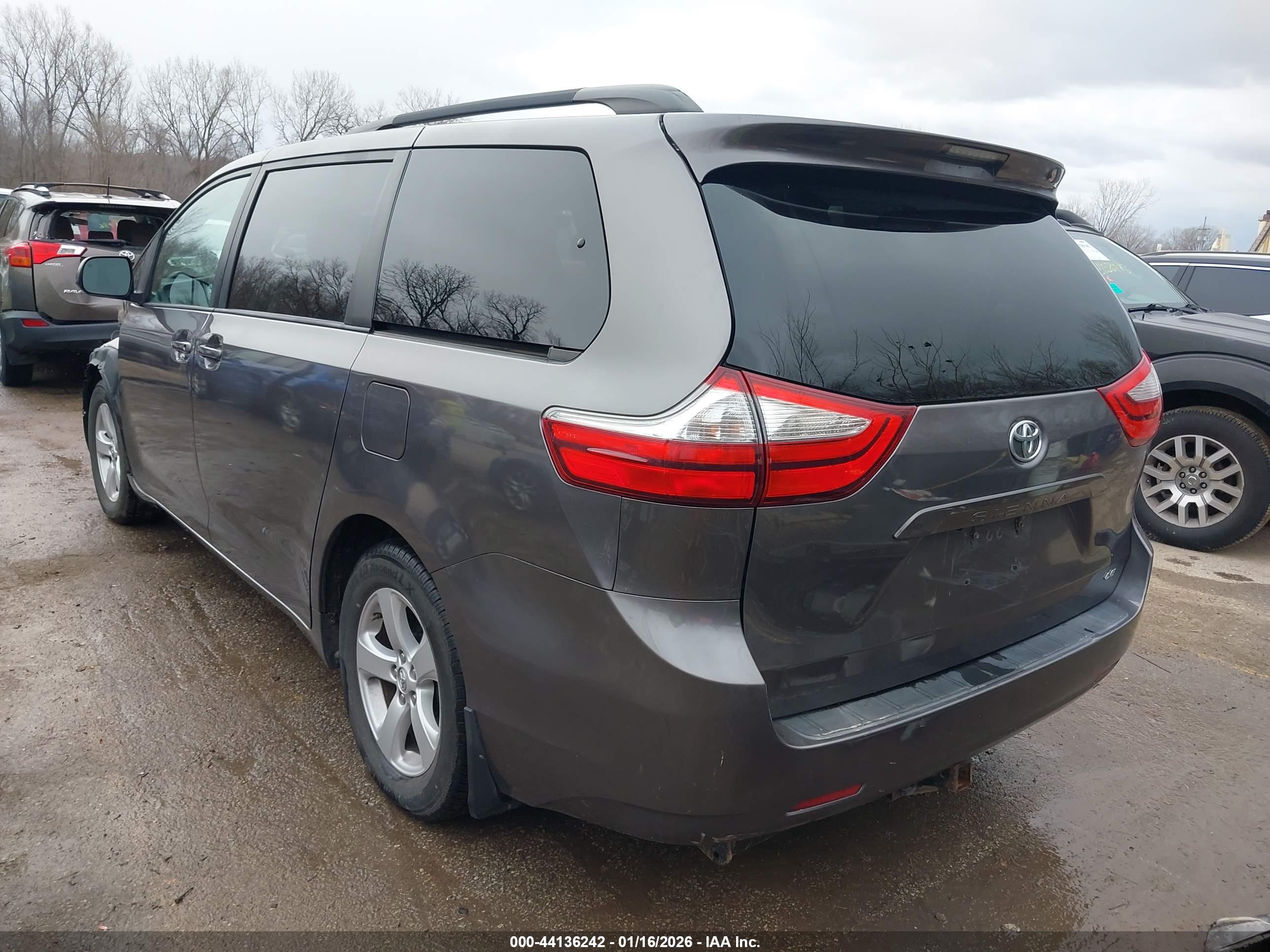 TOYOTA SIENNA image 3