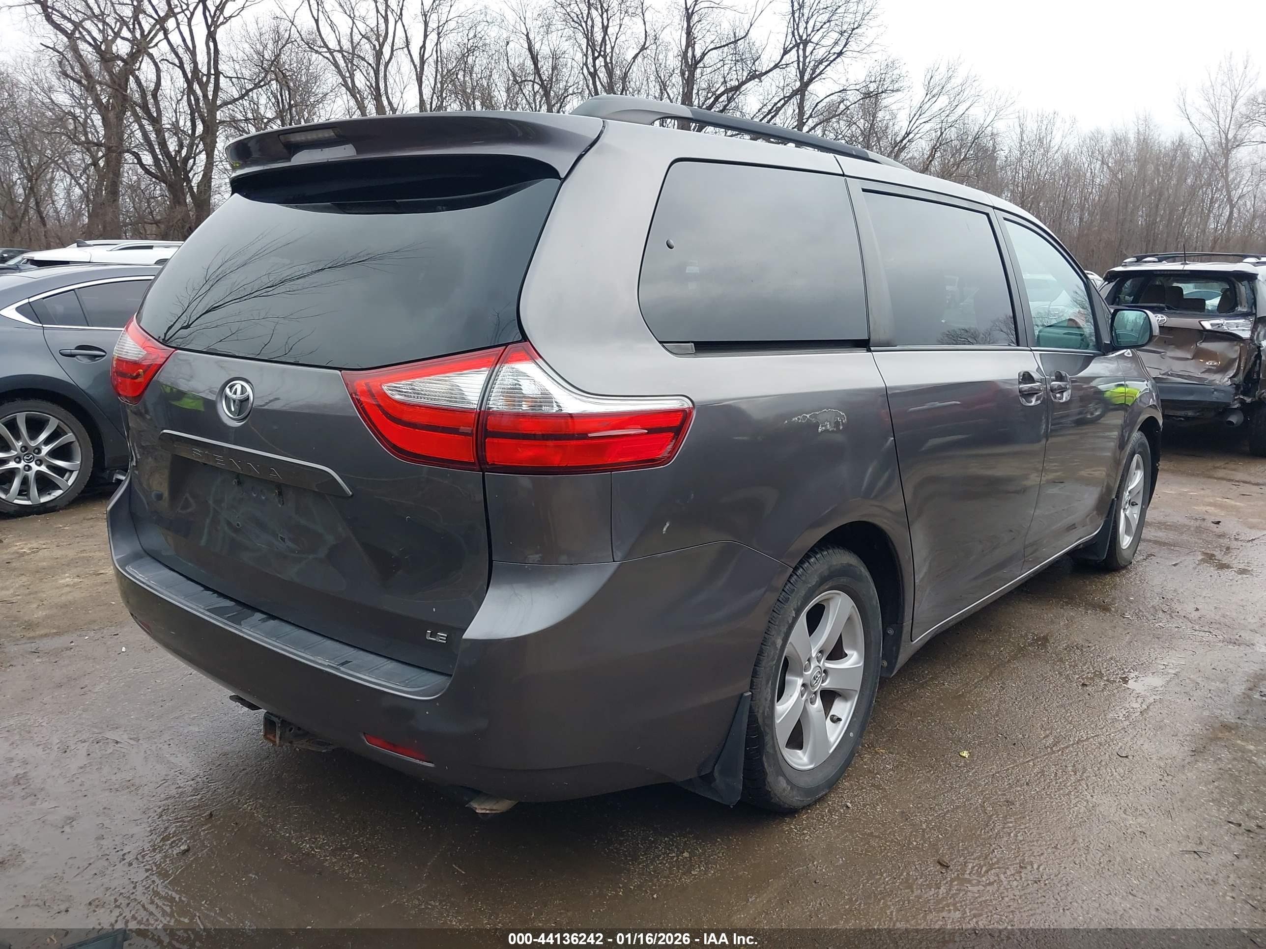 TOYOTA SIENNA image 4