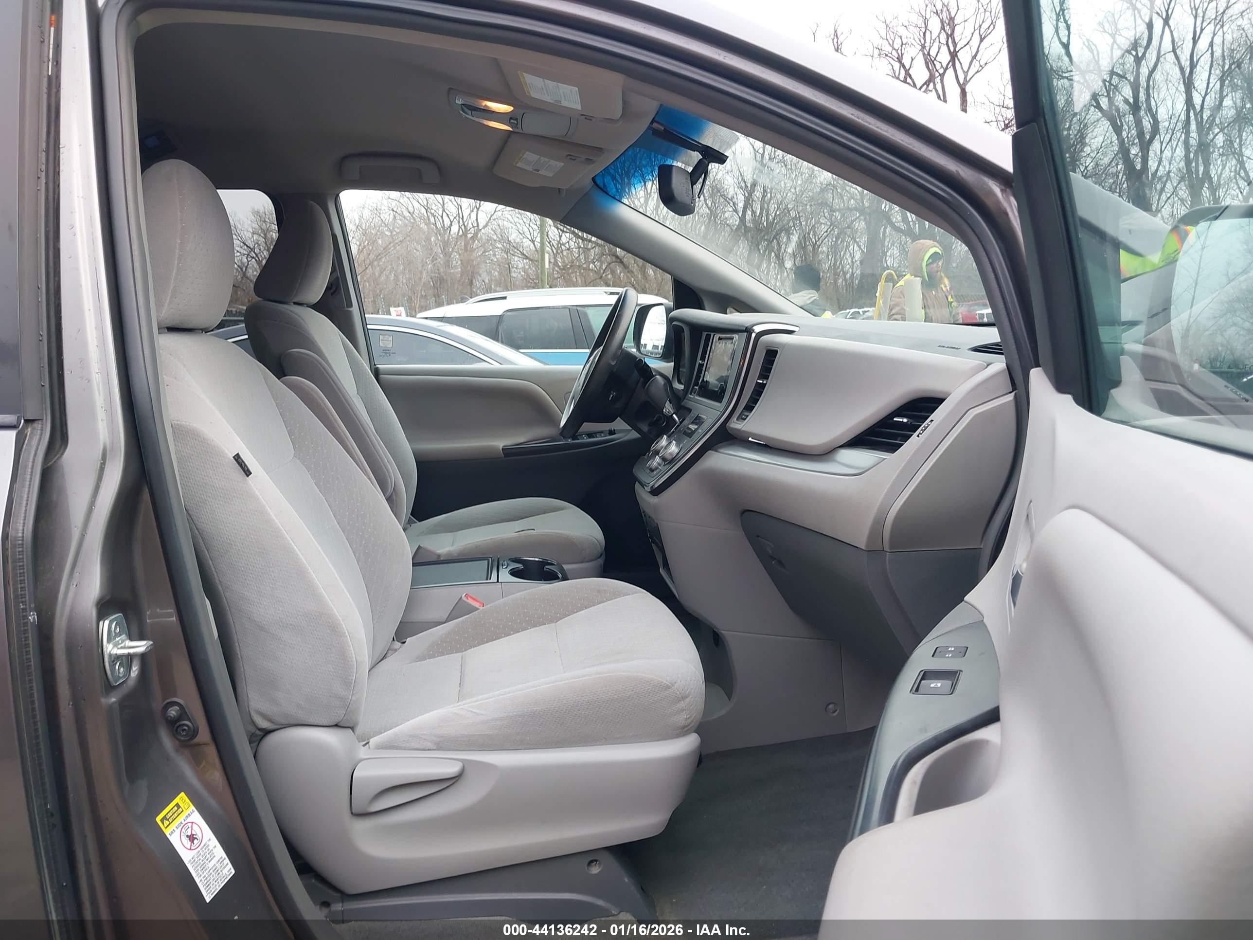 TOYOTA SIENNA image 5