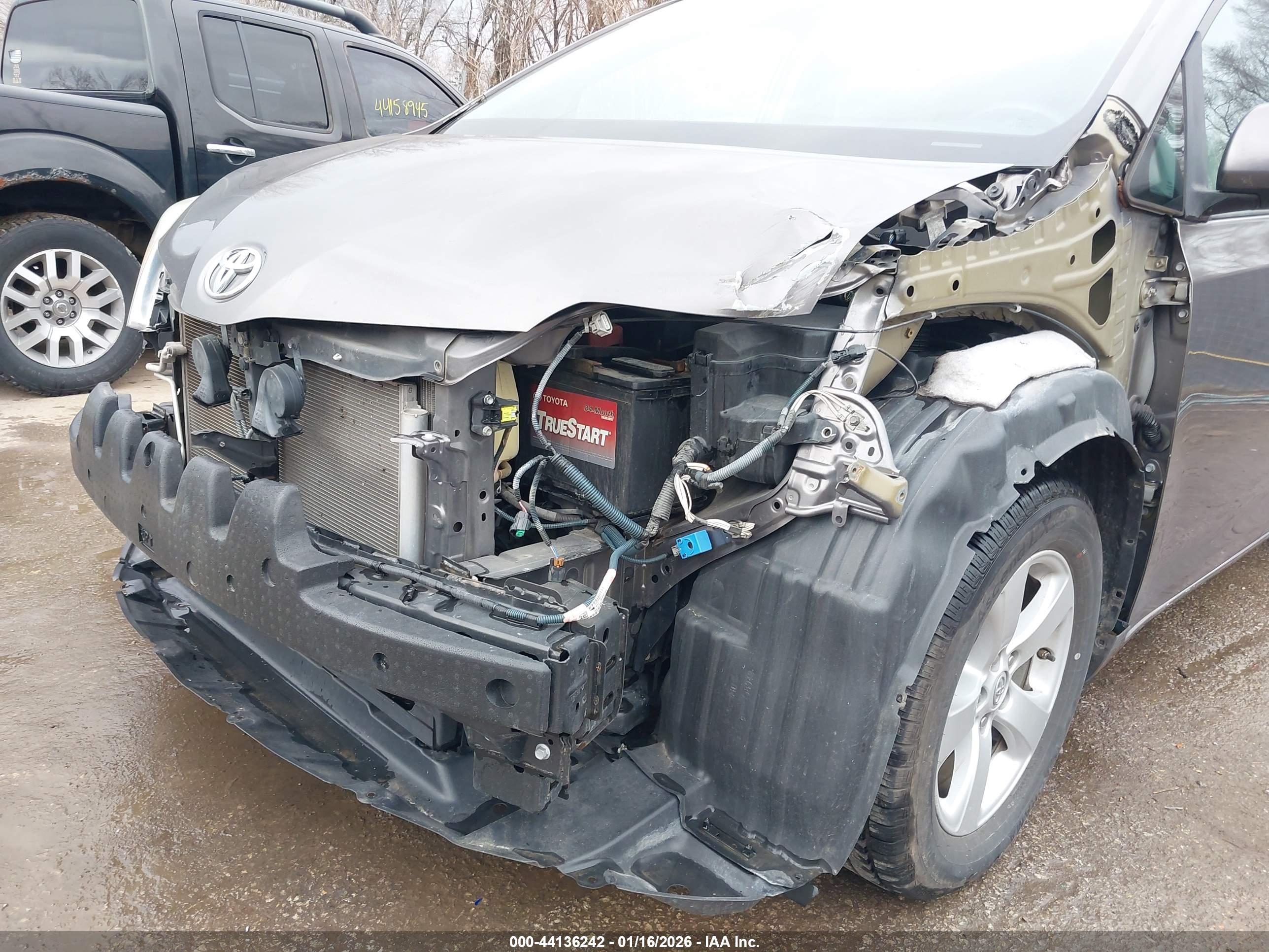 TOYOTA SIENNA image 6