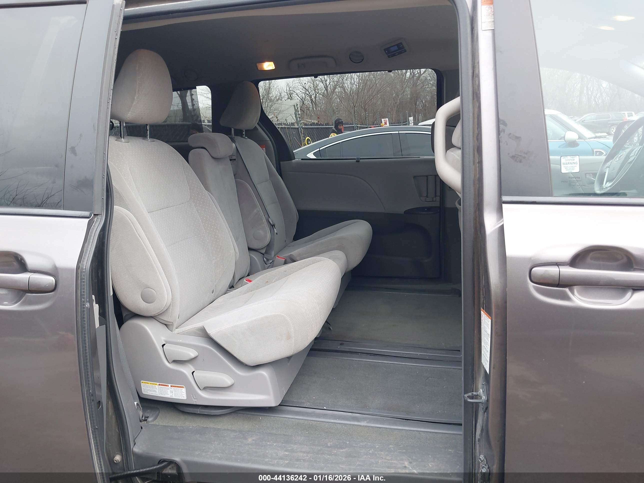 TOYOTA SIENNA image 8