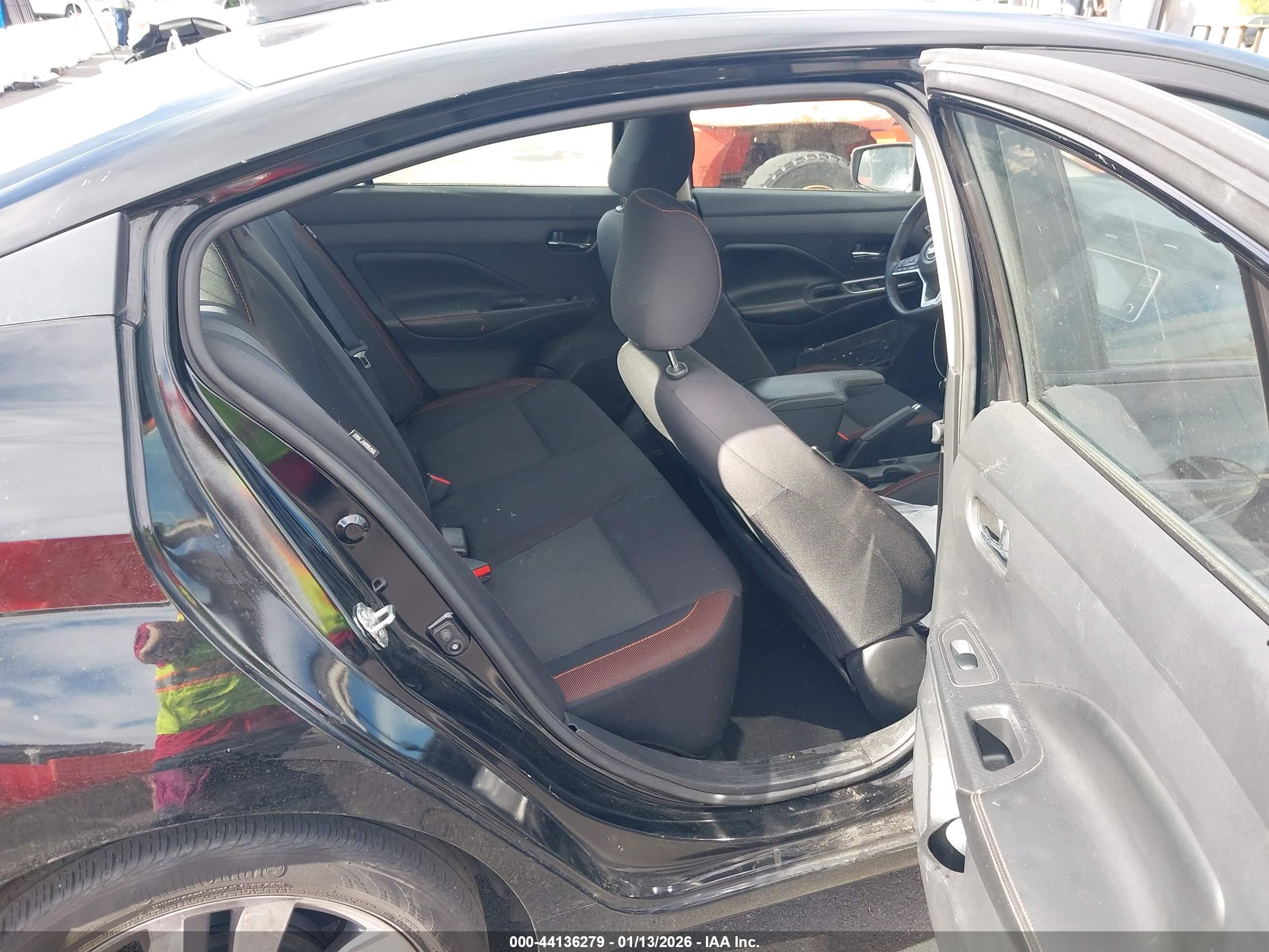 NISSAN VERSA image 8
