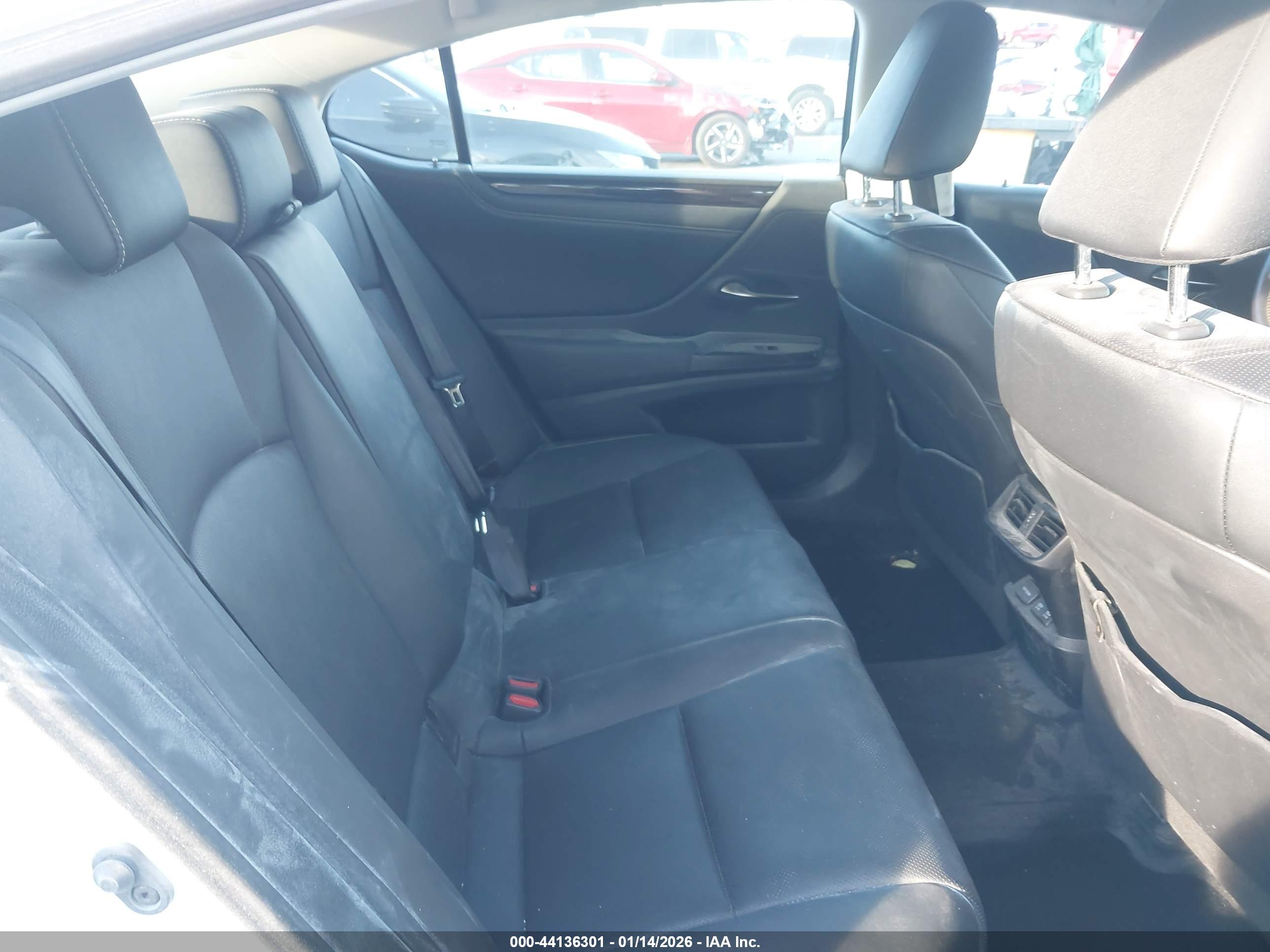LEXUS ES image 8