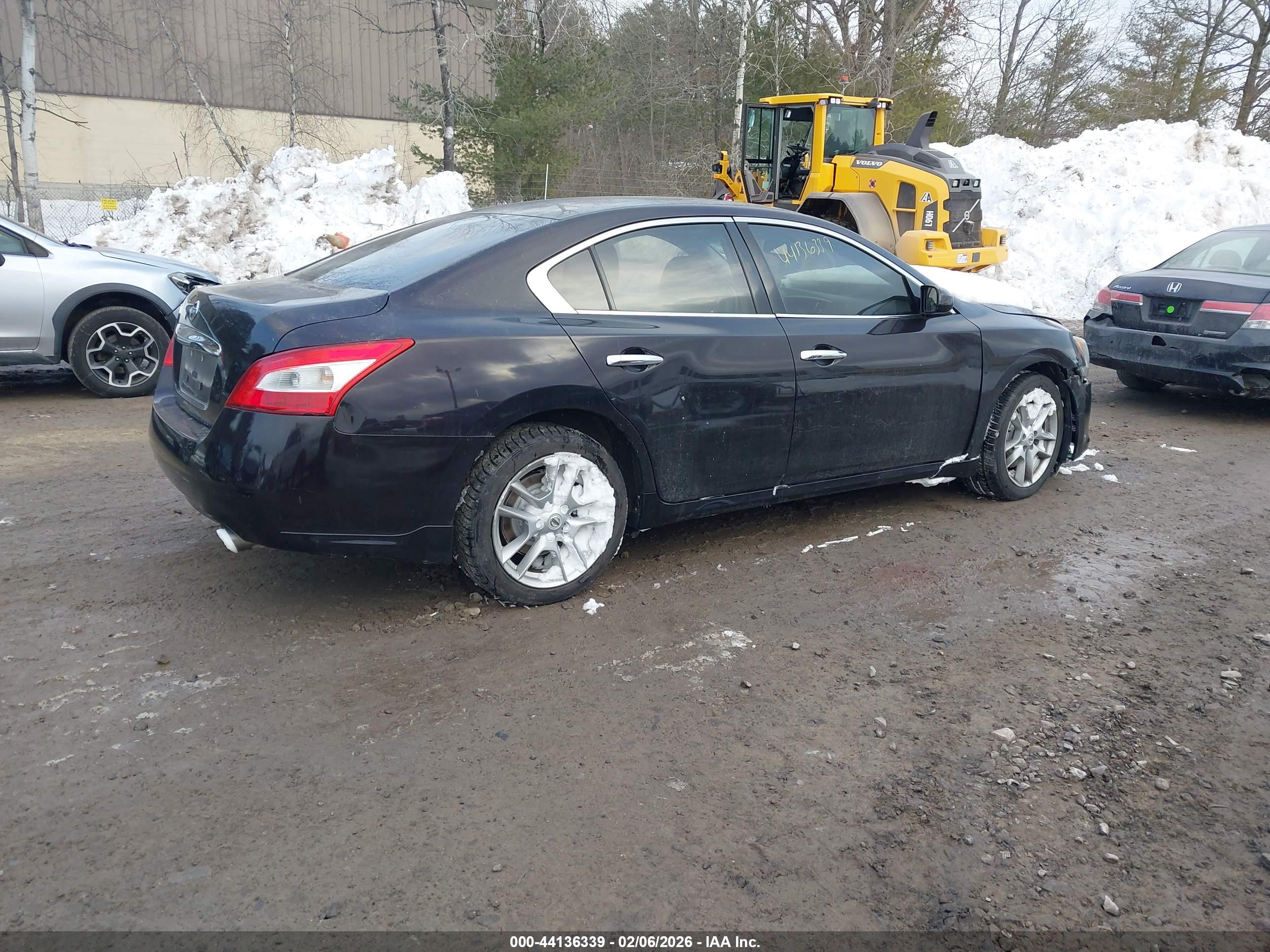 NISSAN MAXIMA image 4