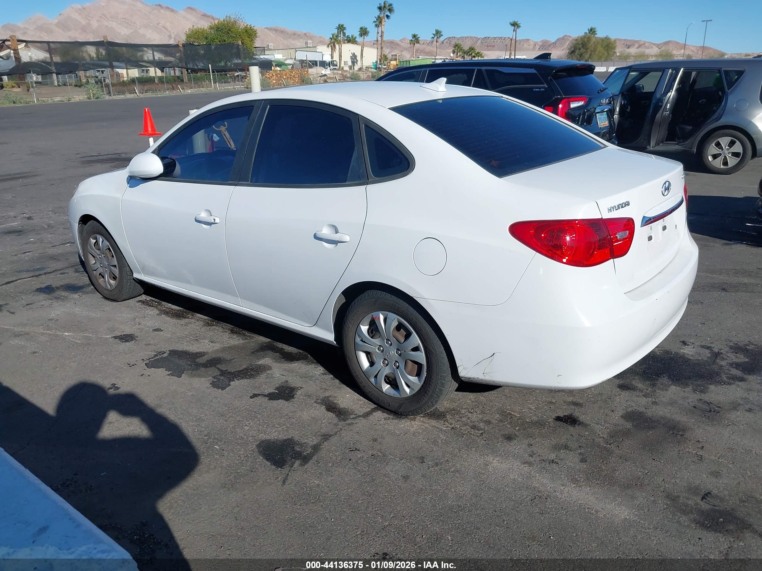 HYUNDAI ELANTRA image 3