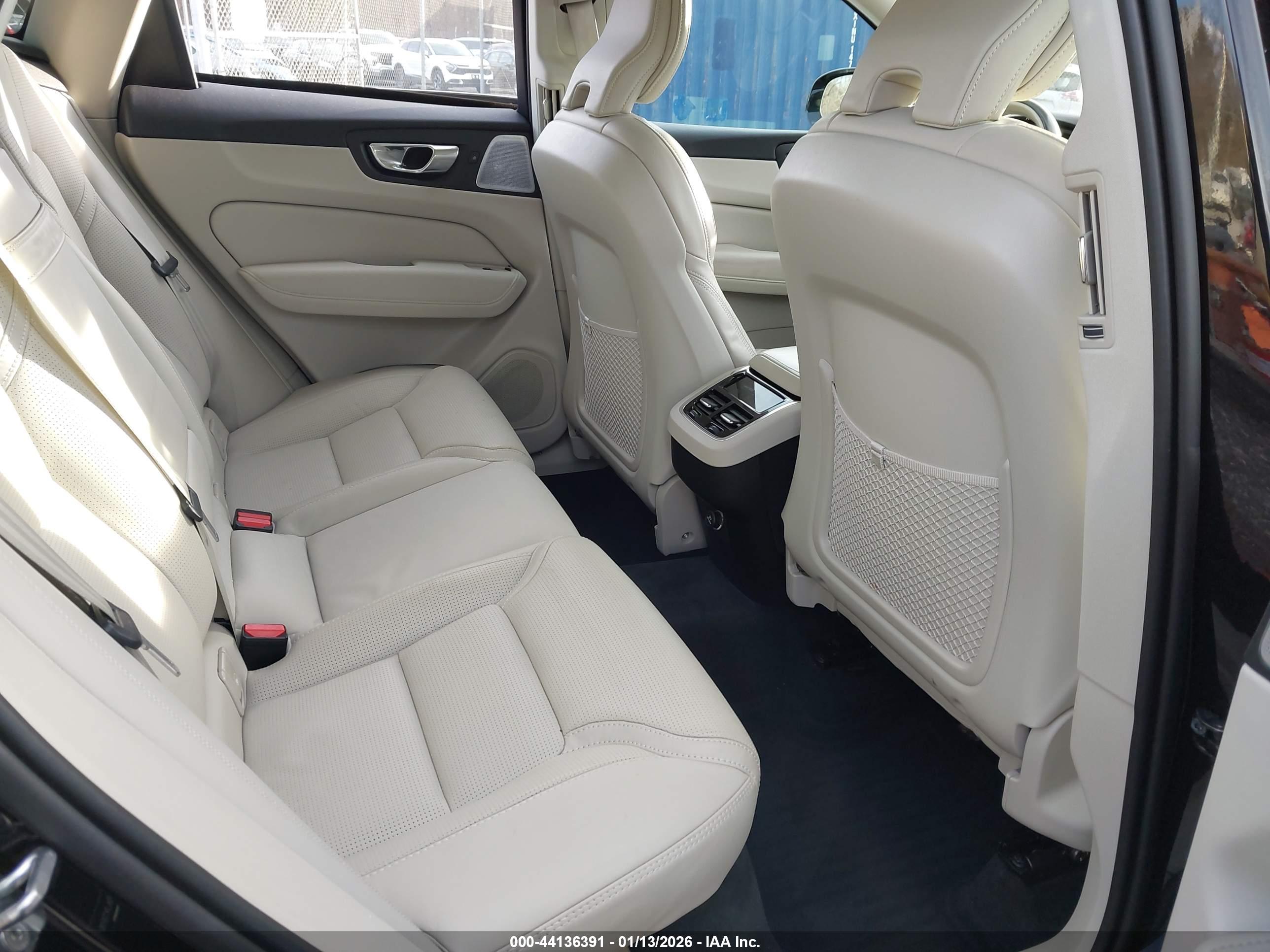VOLVO XC60 image 8