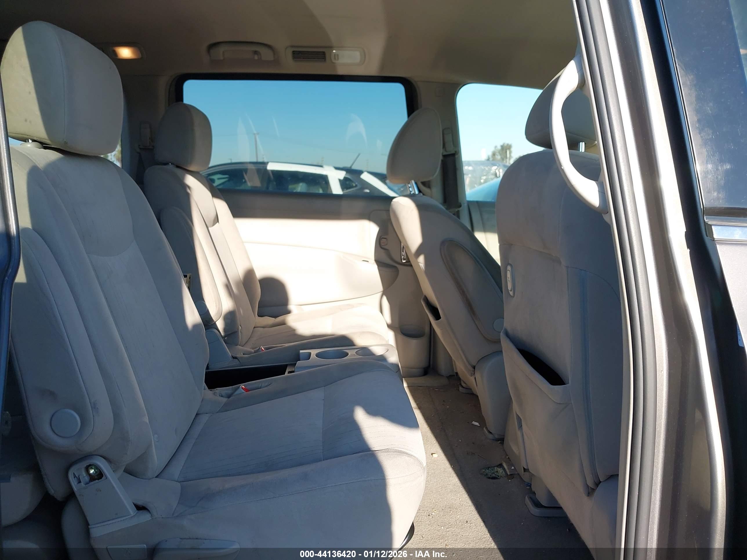 NISSAN QUEST image 8