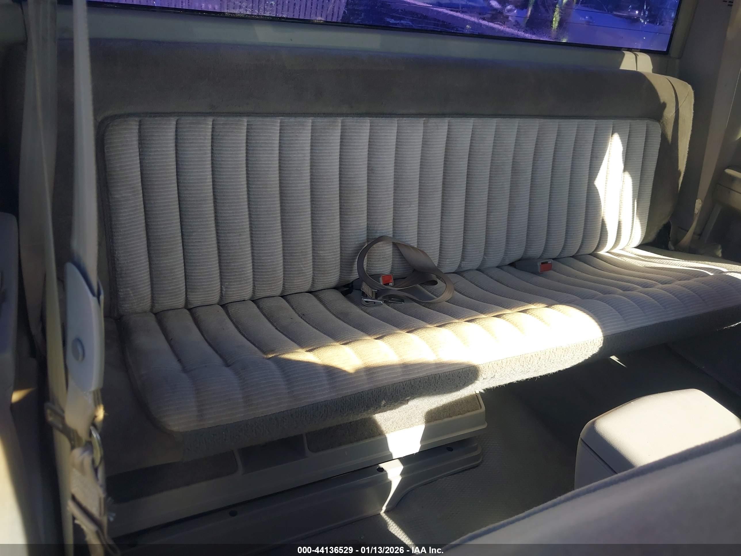 CHEVROLET GMT-400 image 8