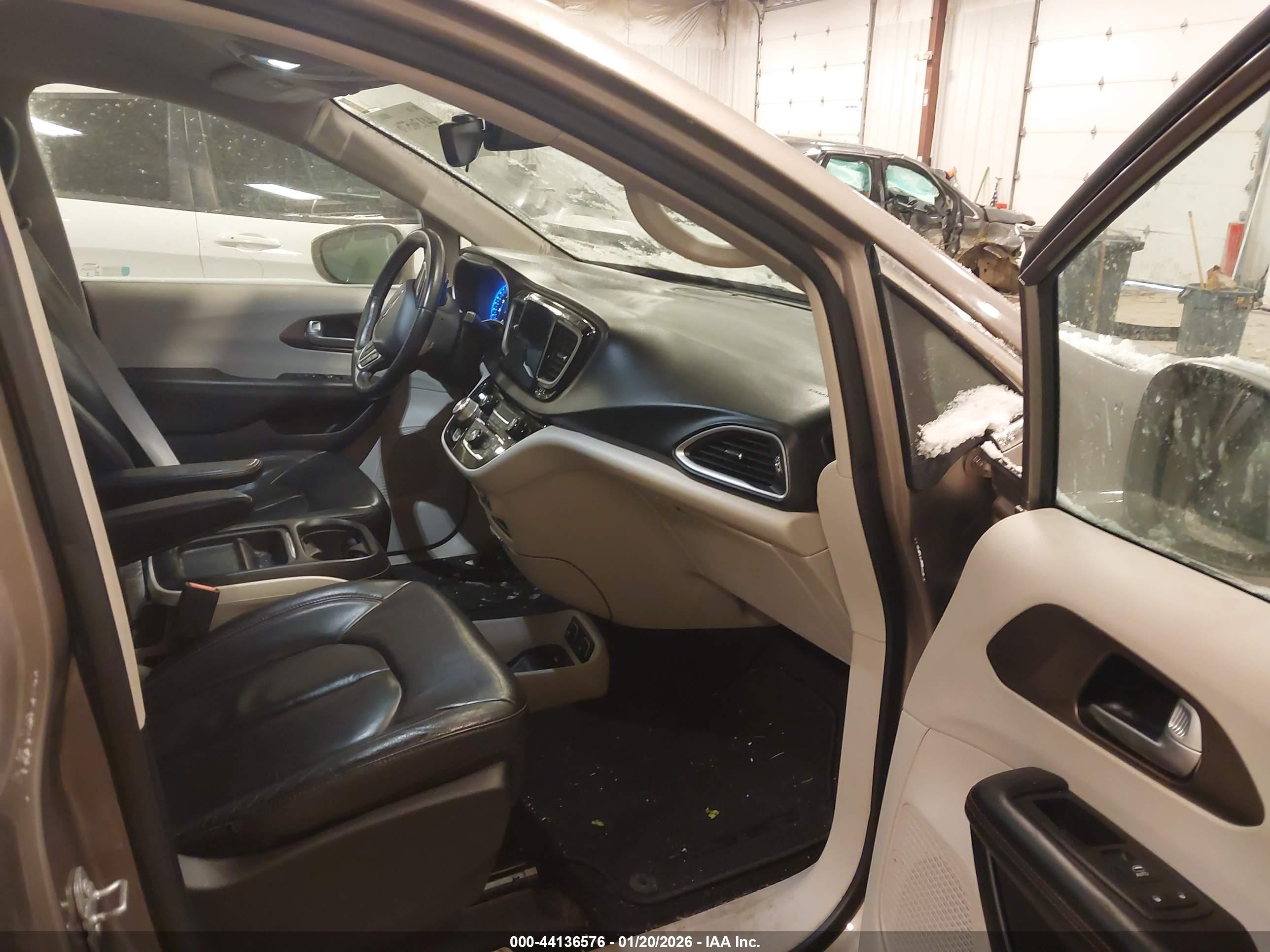 CHRYSLER PACIFICA image 5