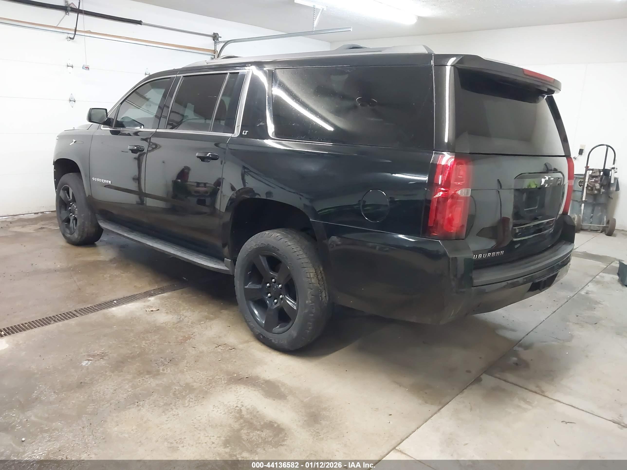 CHEVROLET SUBURBAN image 3