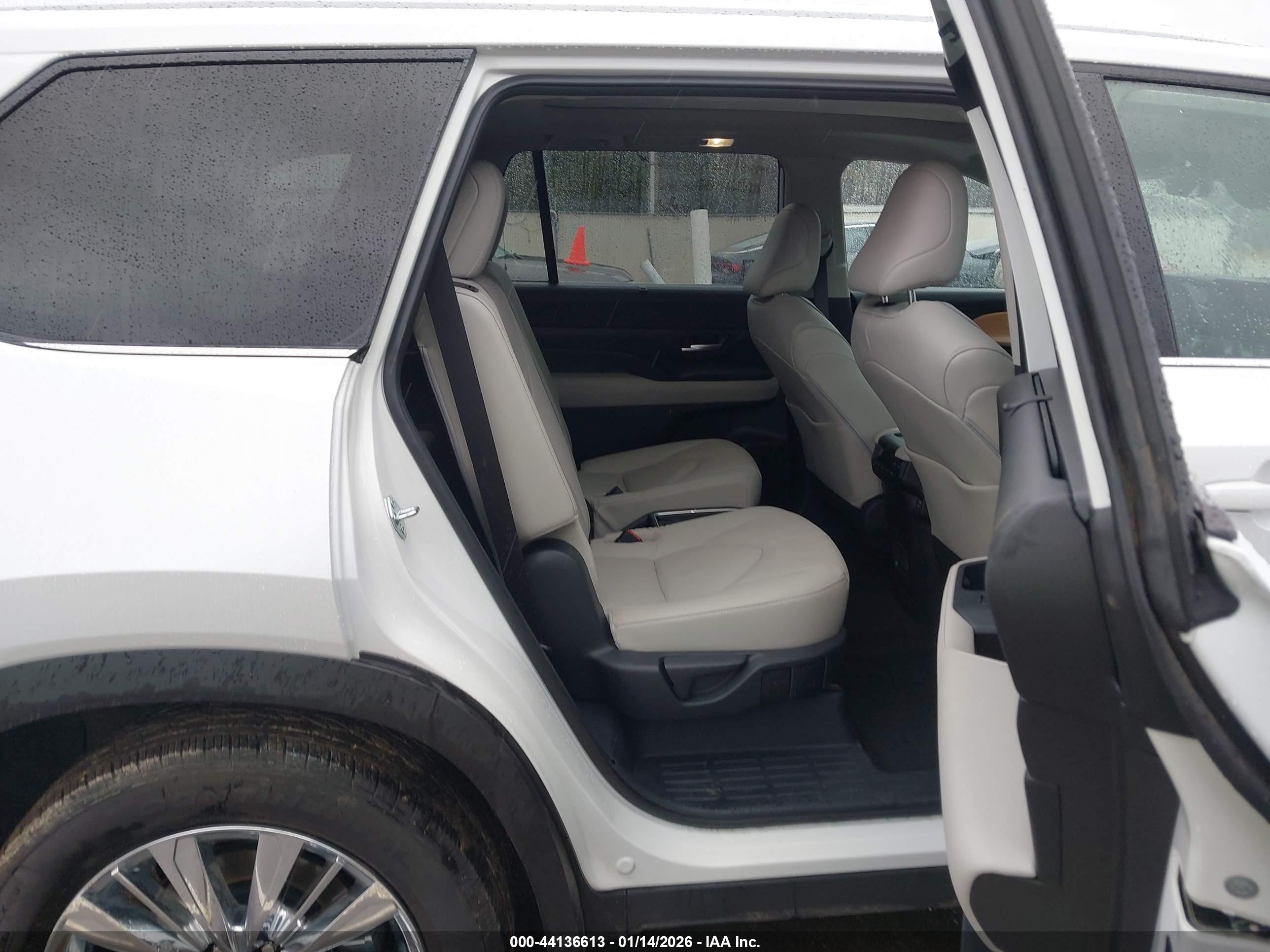 TOYOTA GRAND image 8