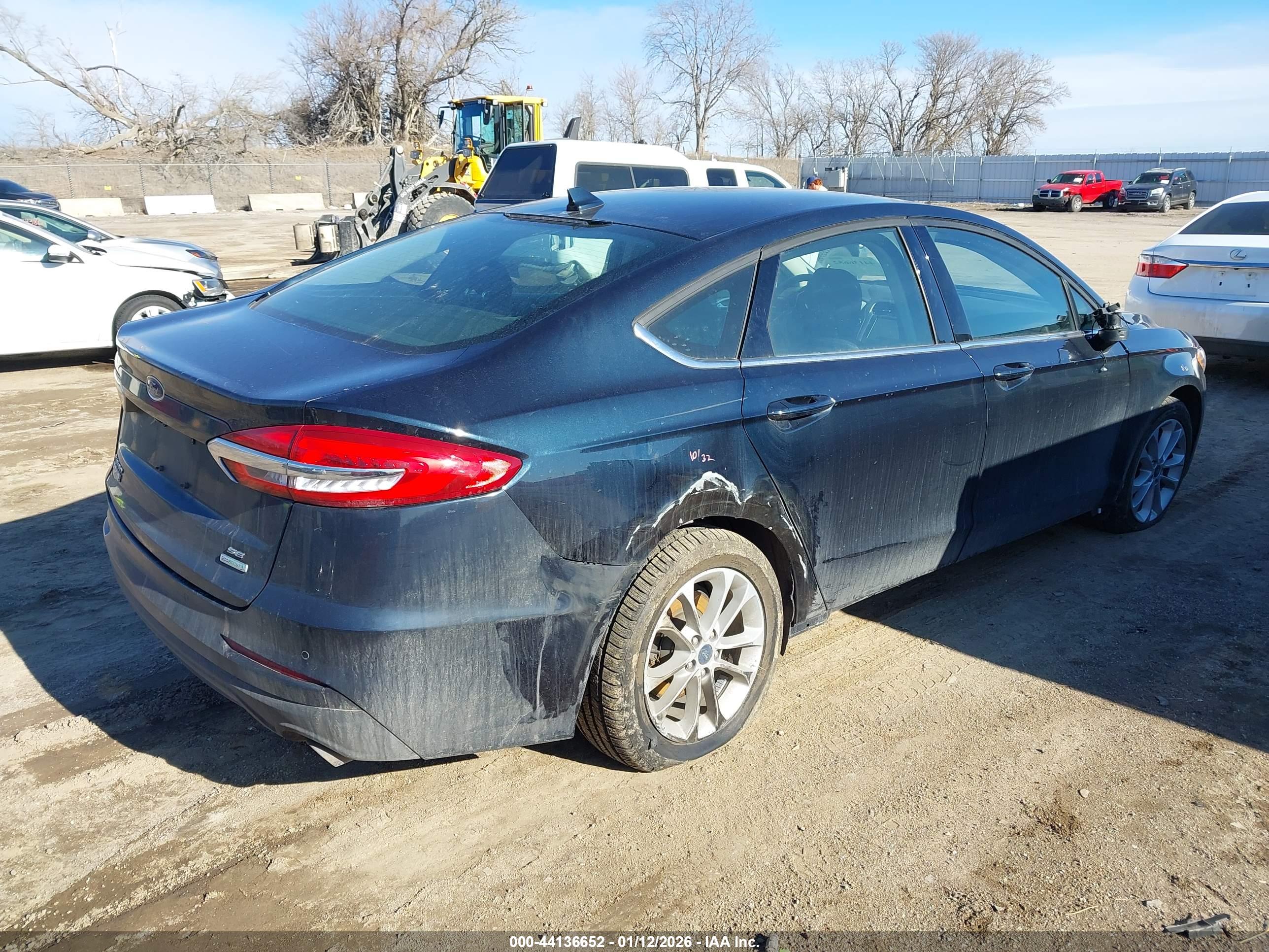 FORD FUSION image 4