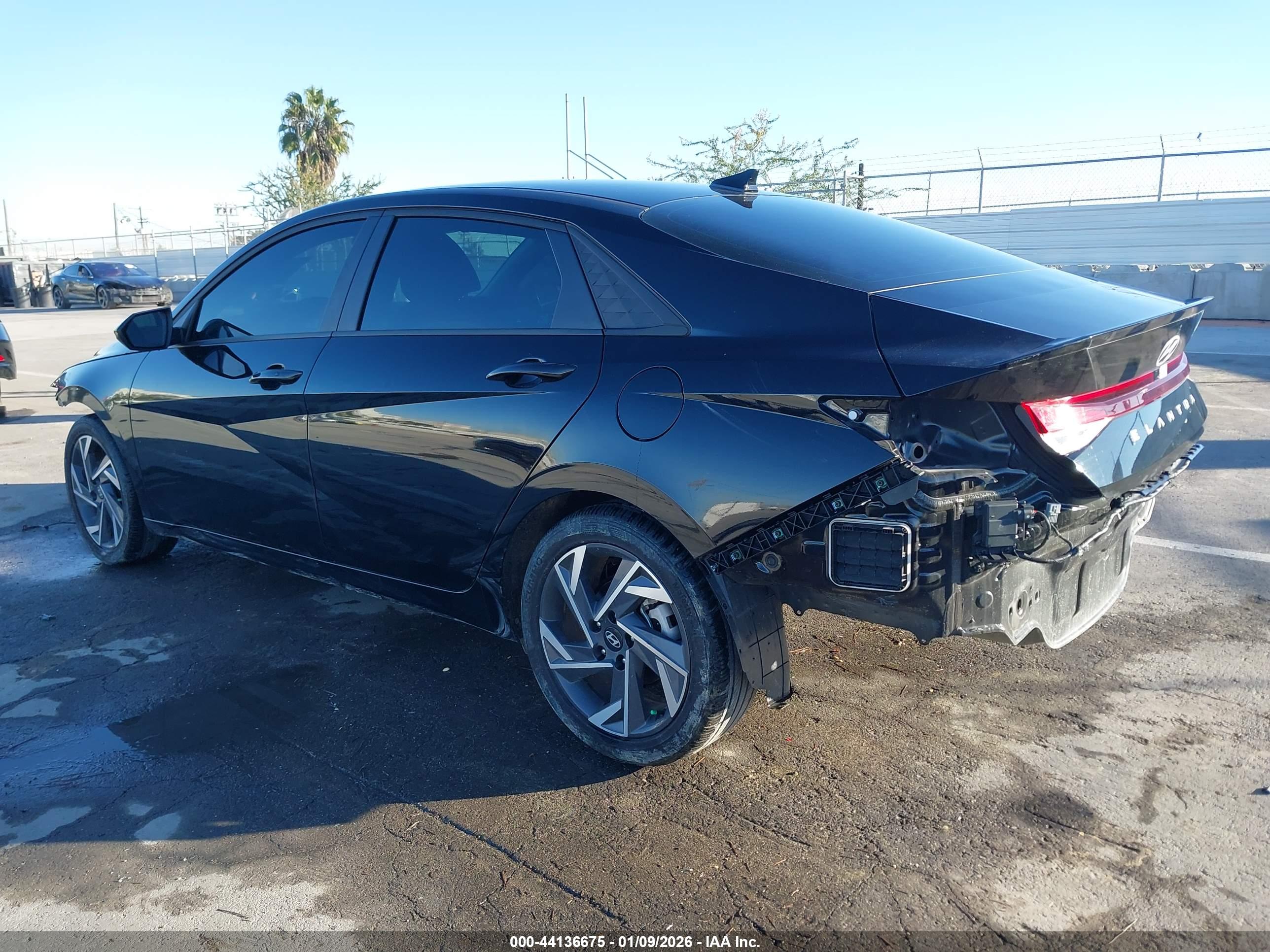 HYUNDAI ELANTRA image 3
