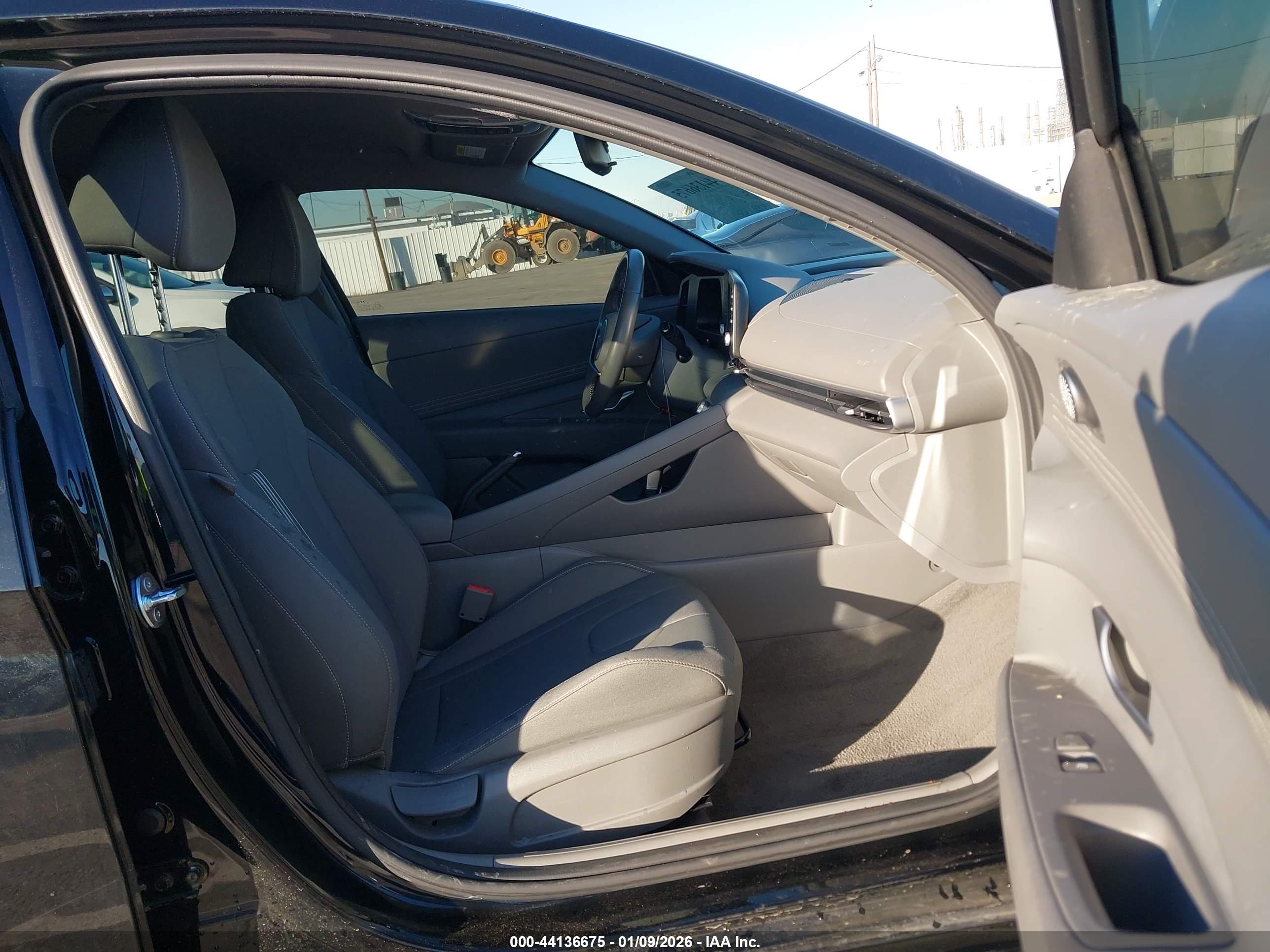 HYUNDAI ELANTRA image 5