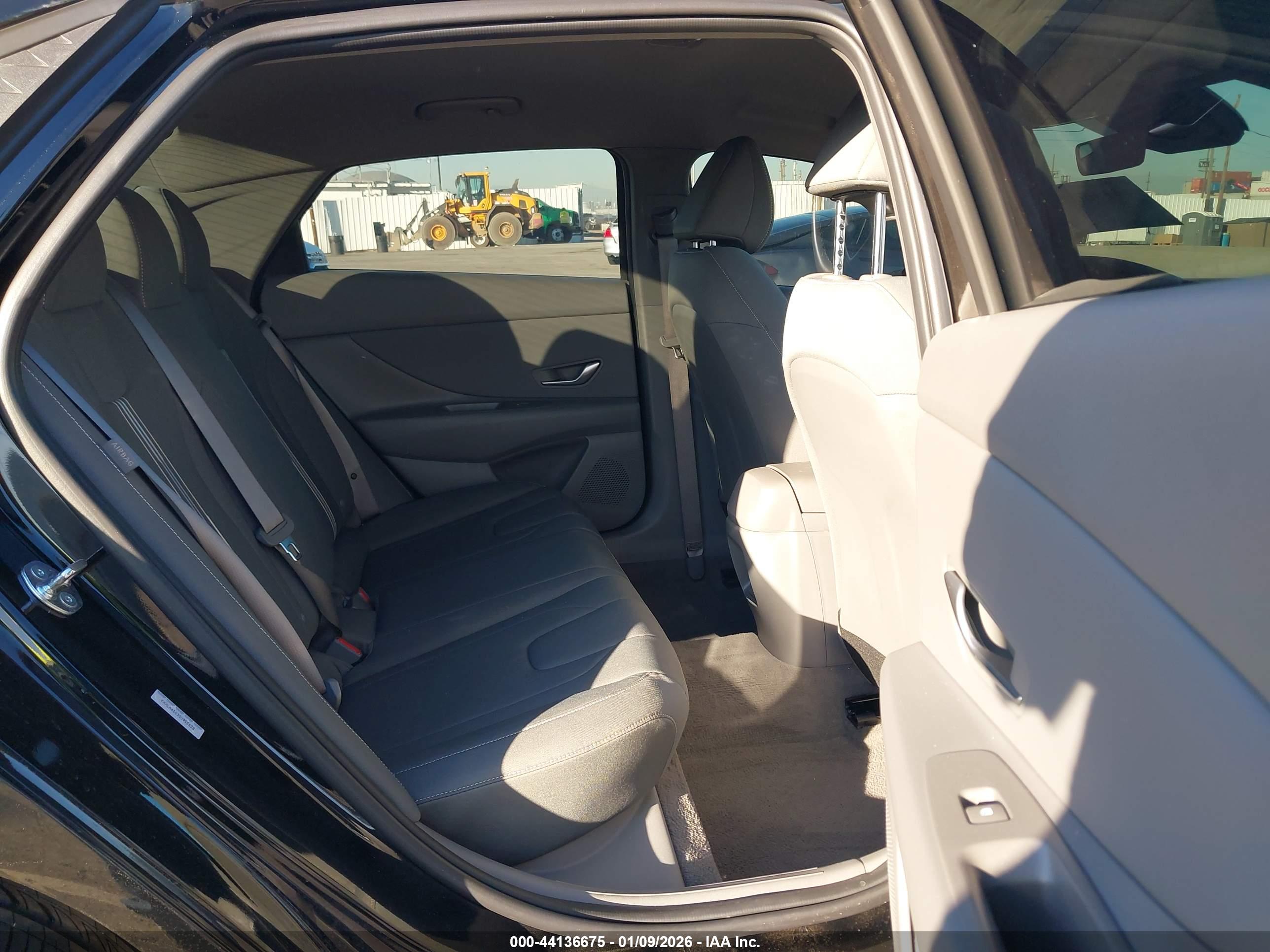 HYUNDAI ELANTRA image 8
