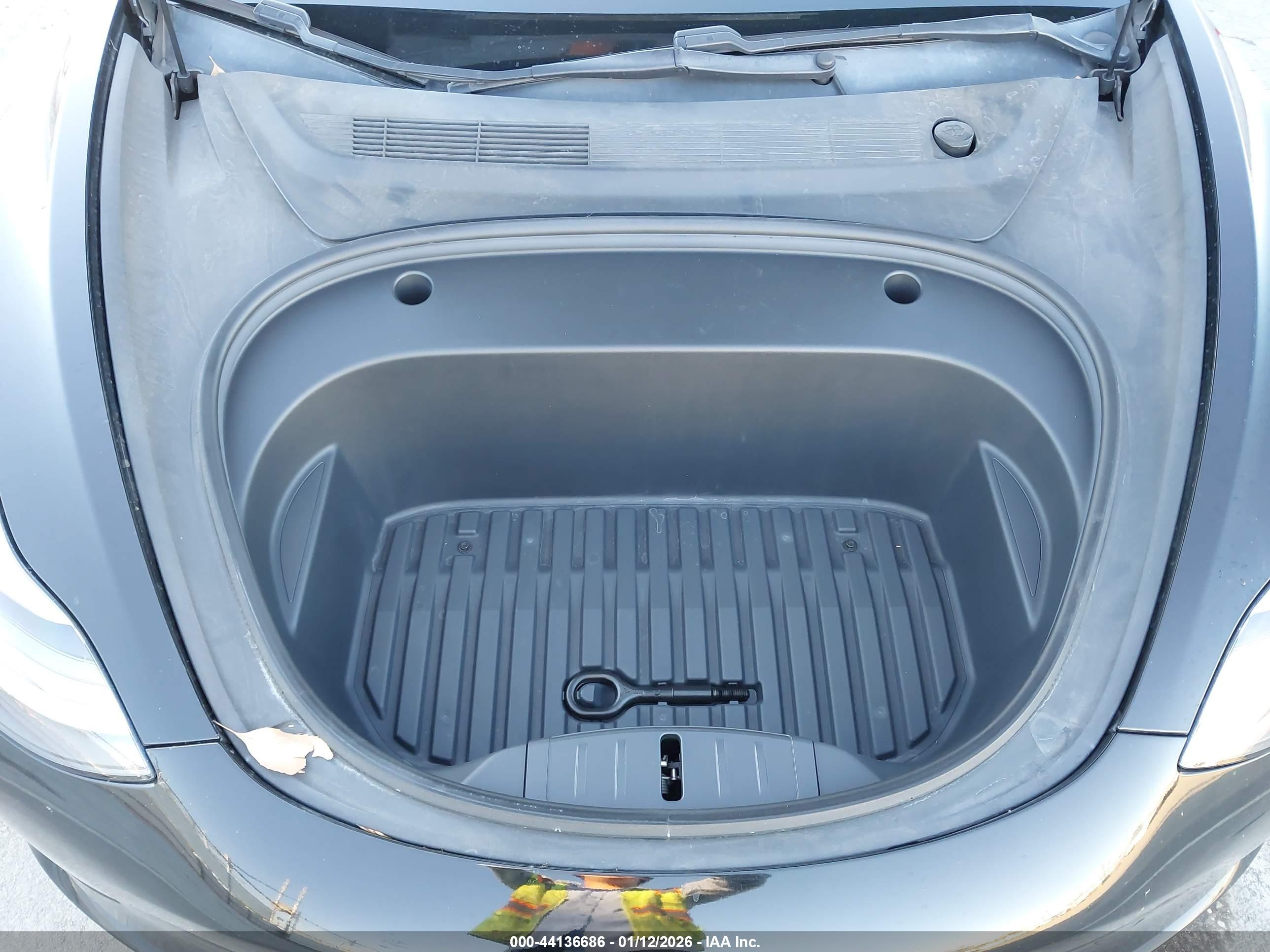 TESLA MODEL image 10
