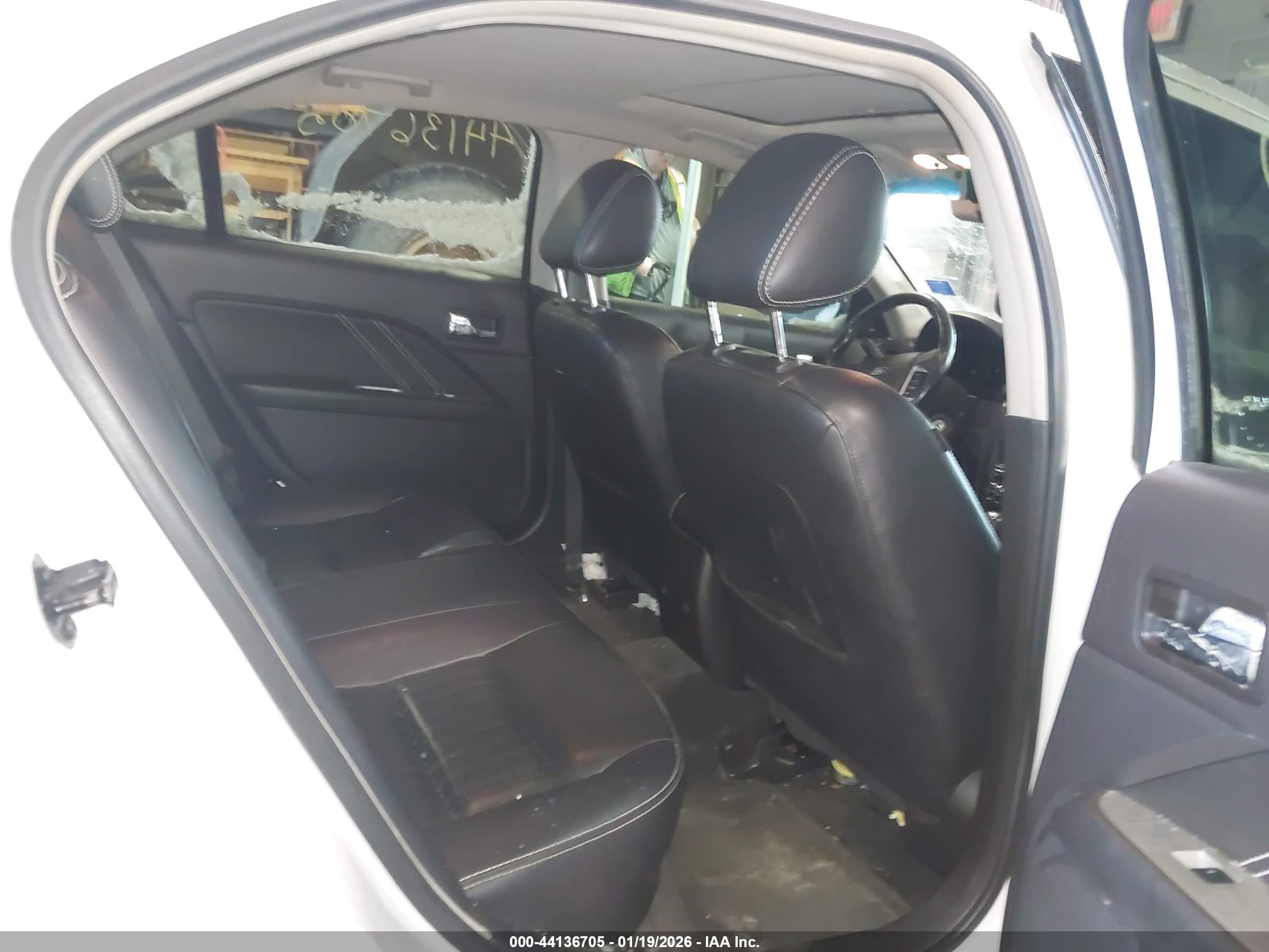 FORD FUSION image 8