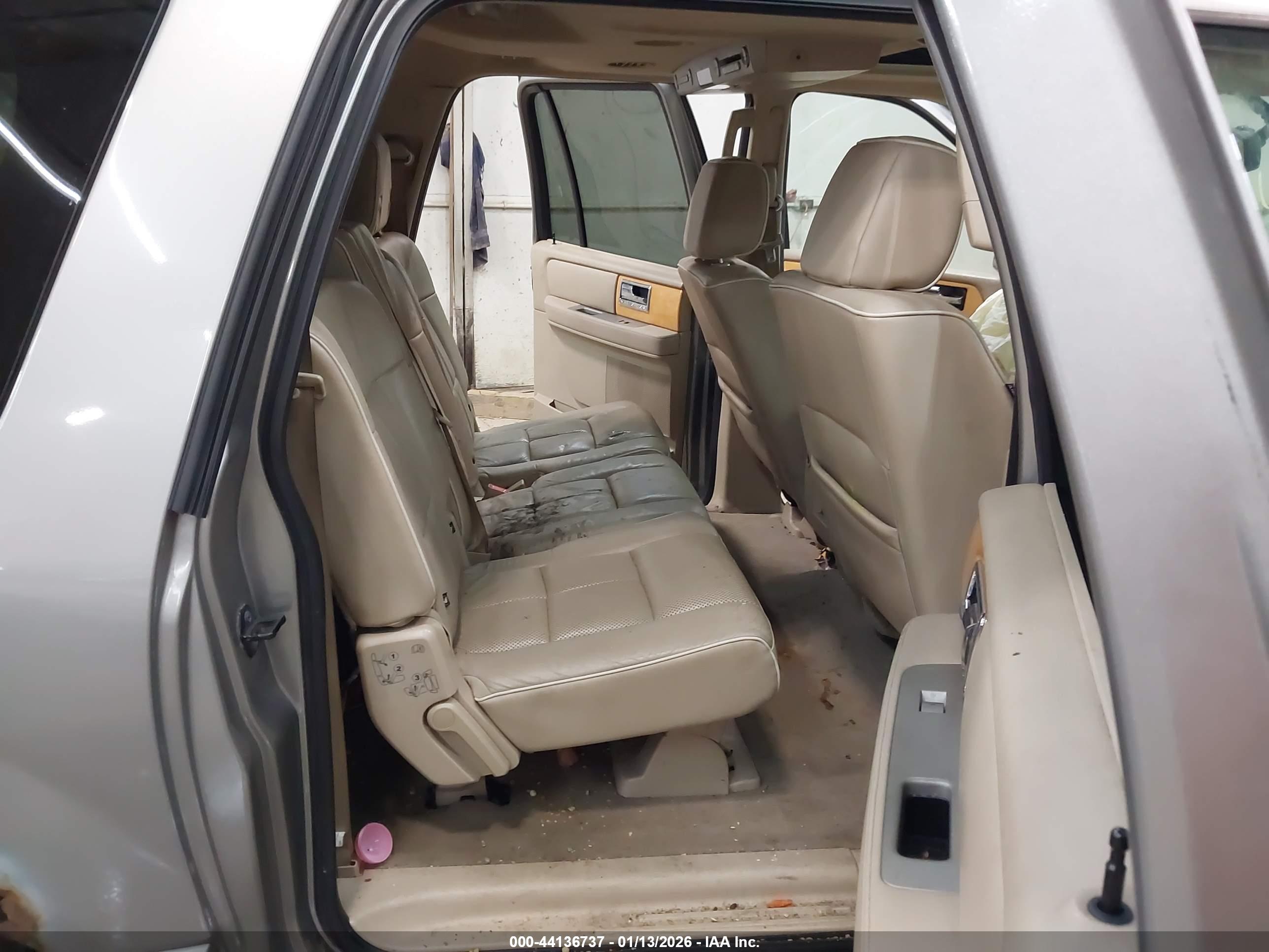 LINCOLN NAVIGATOR image 8