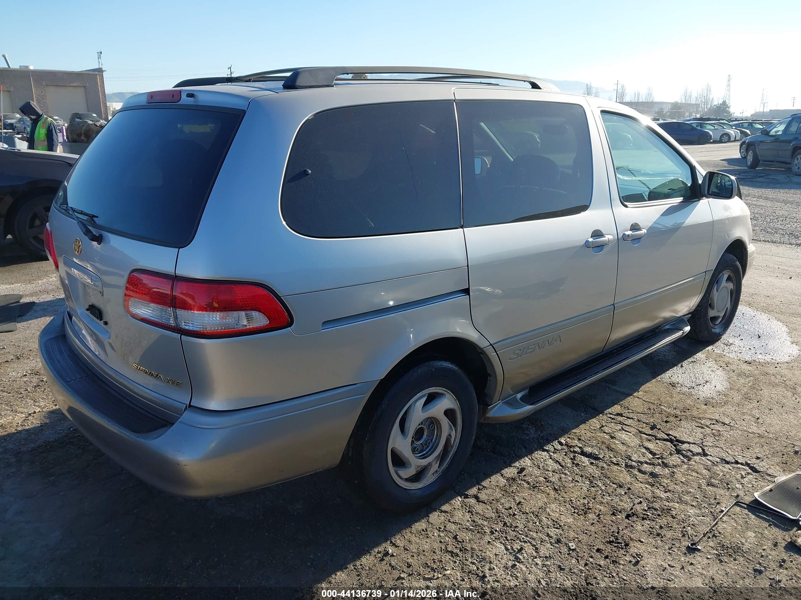 TOYOTA SIENNA image 4