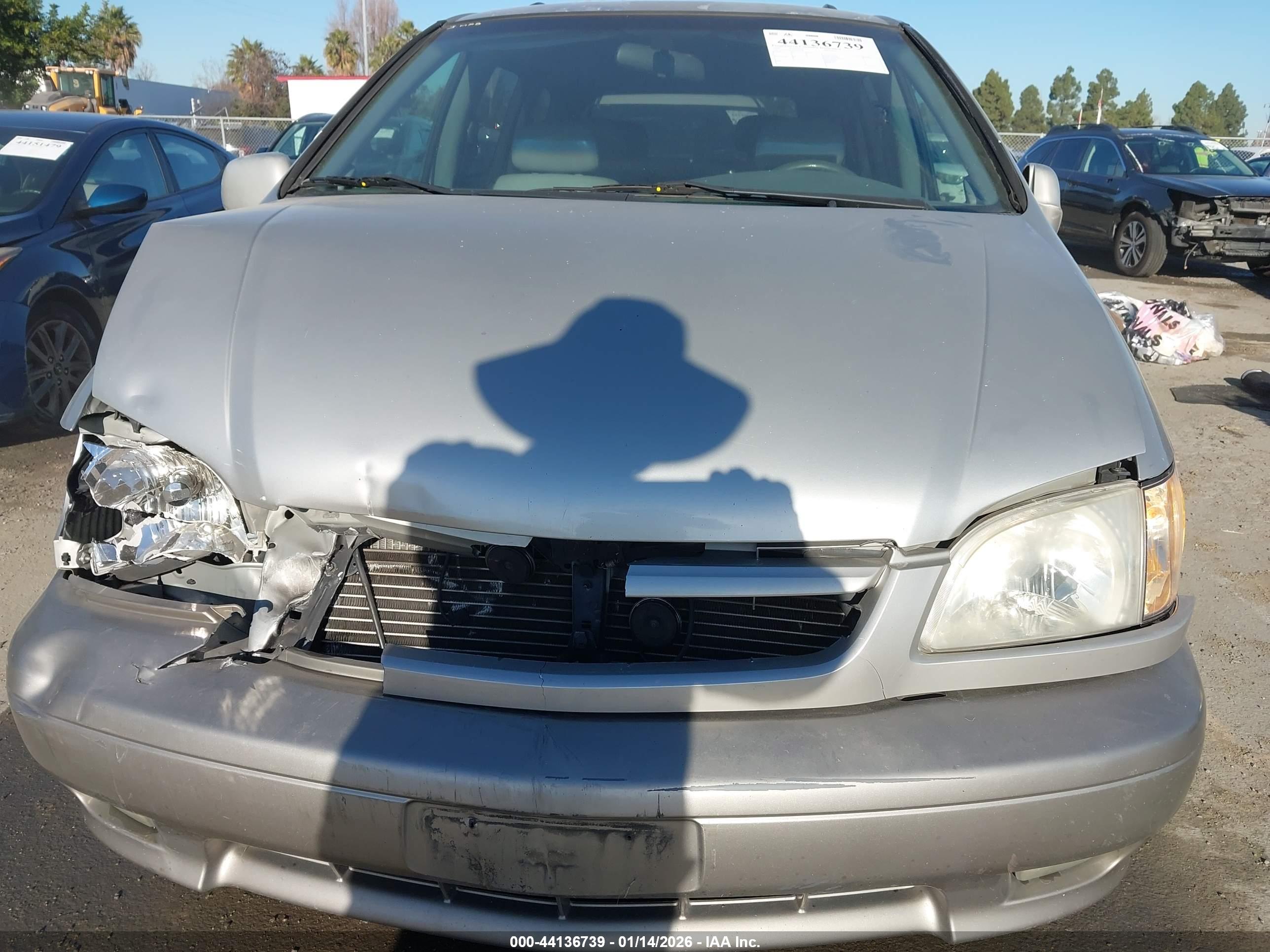 TOYOTA SIENNA image 6