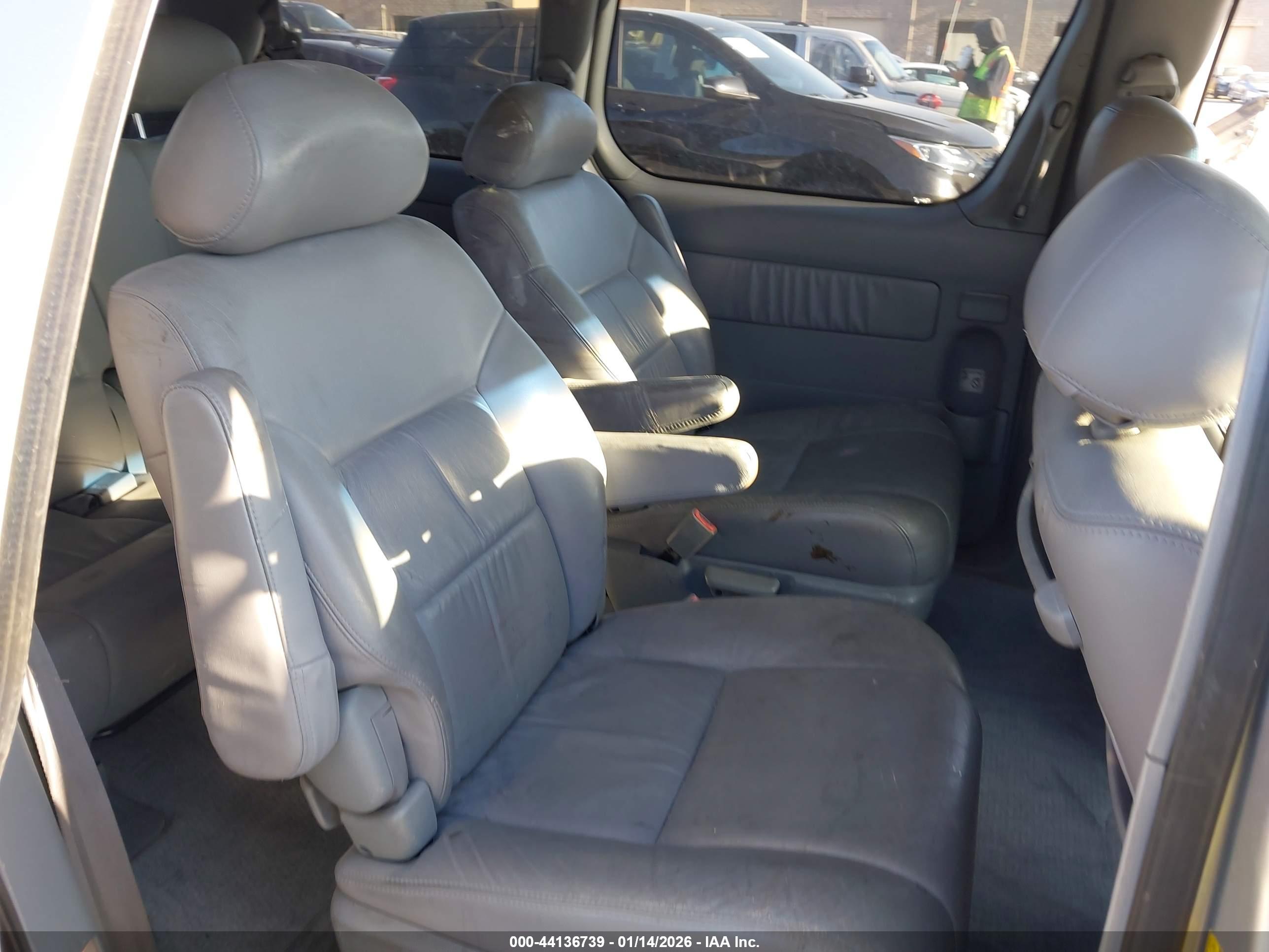 TOYOTA SIENNA image 8