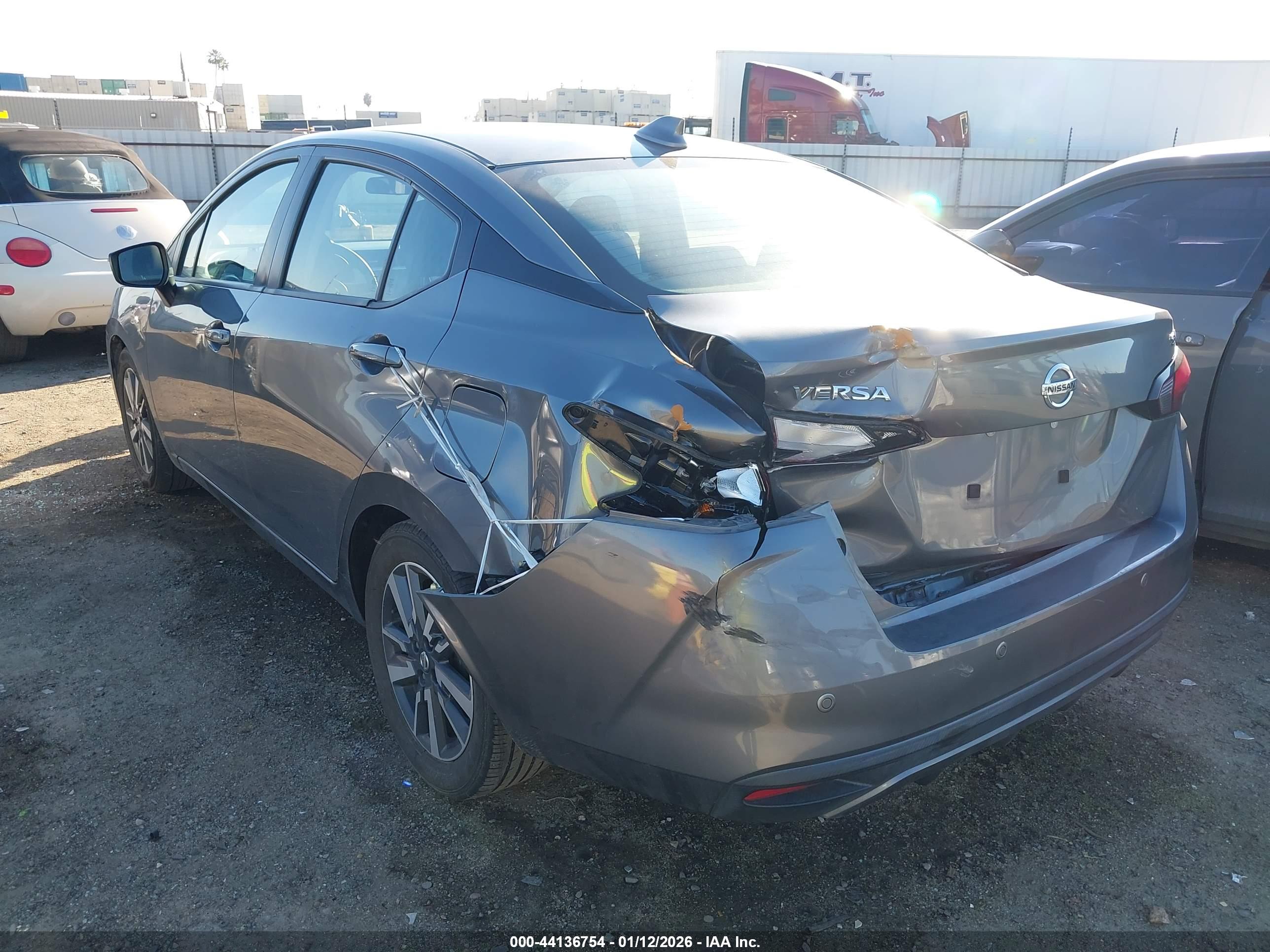 NISSAN VERSA image 3