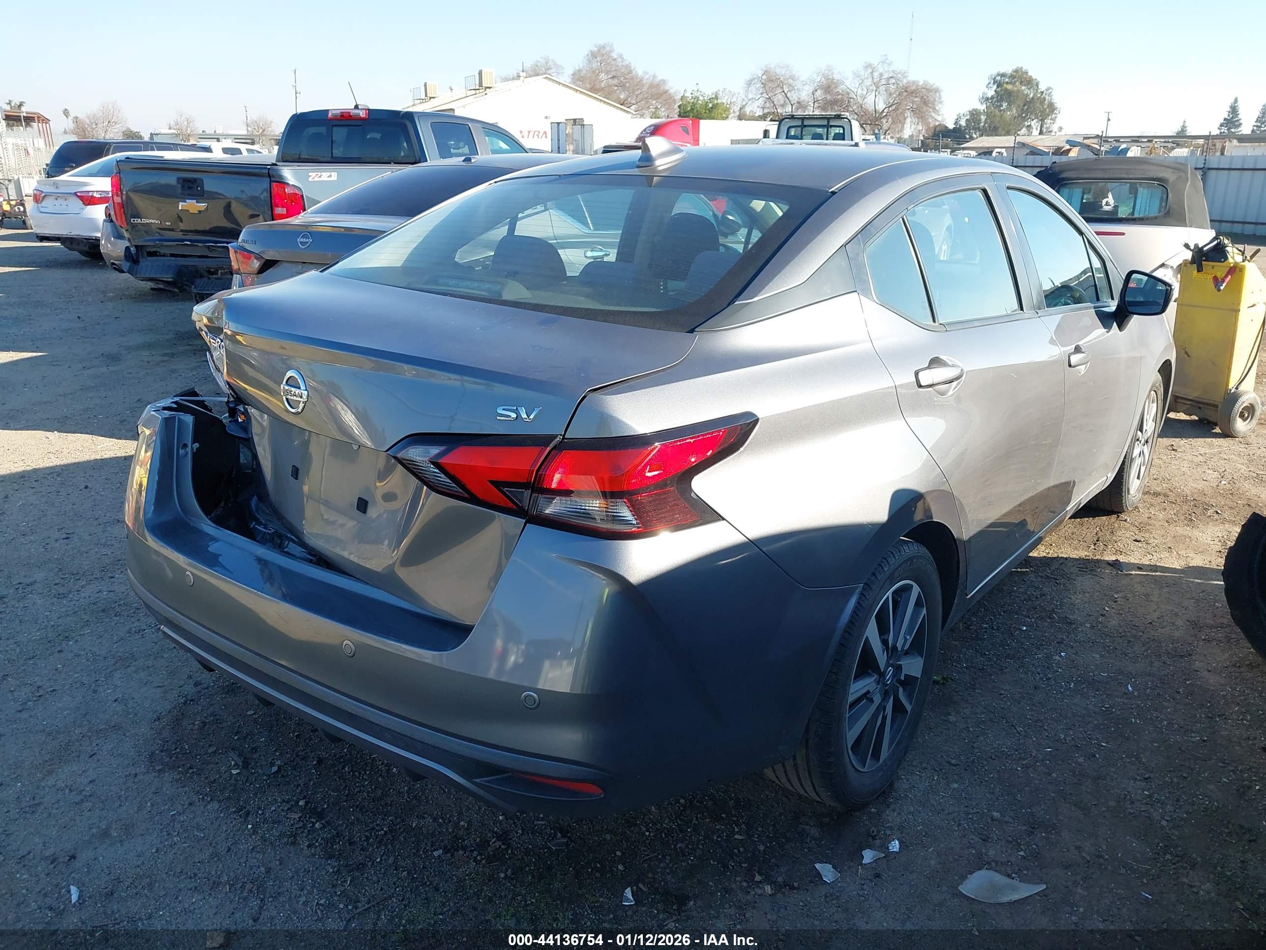 NISSAN VERSA image 4