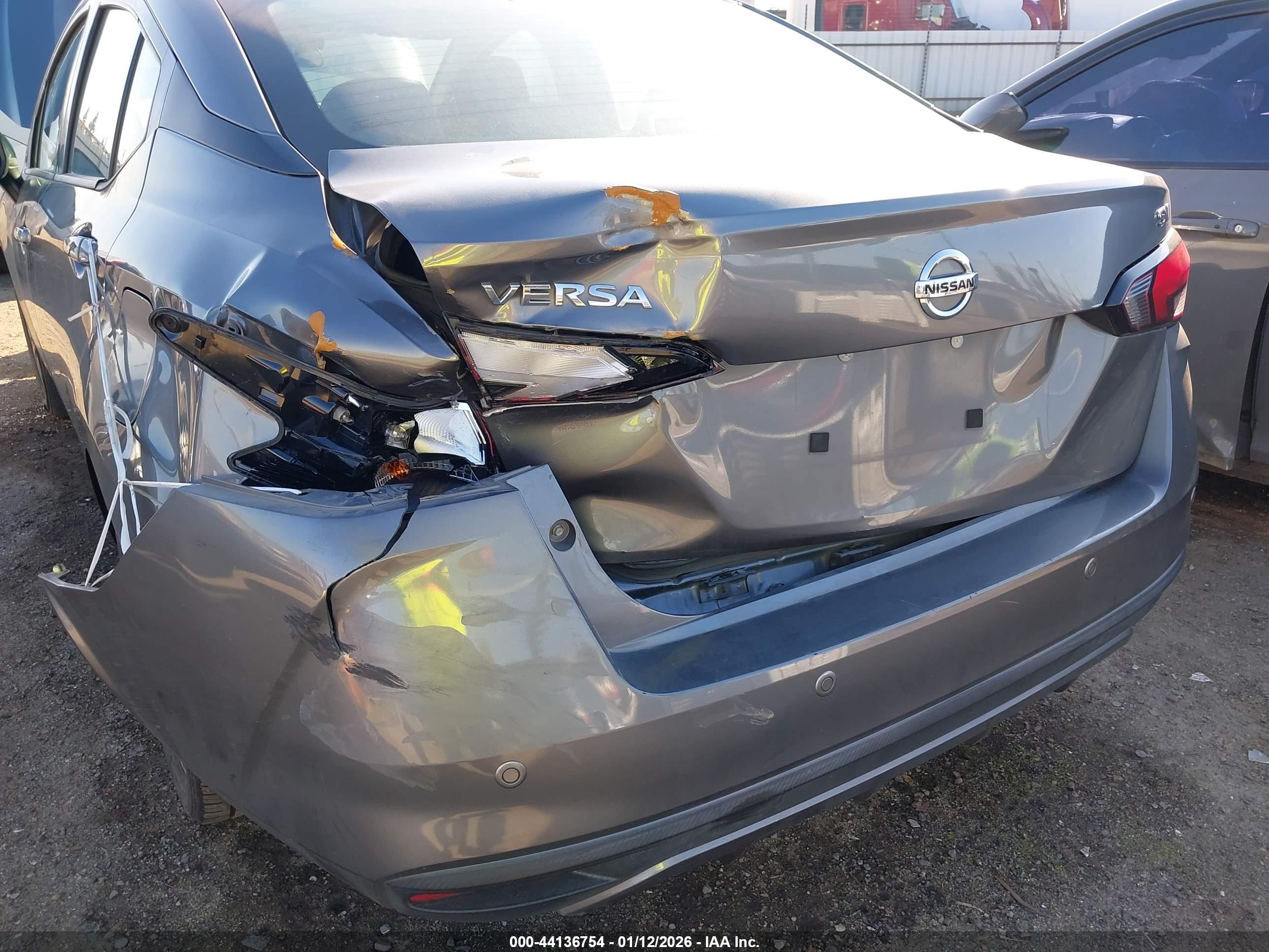 NISSAN VERSA image 6