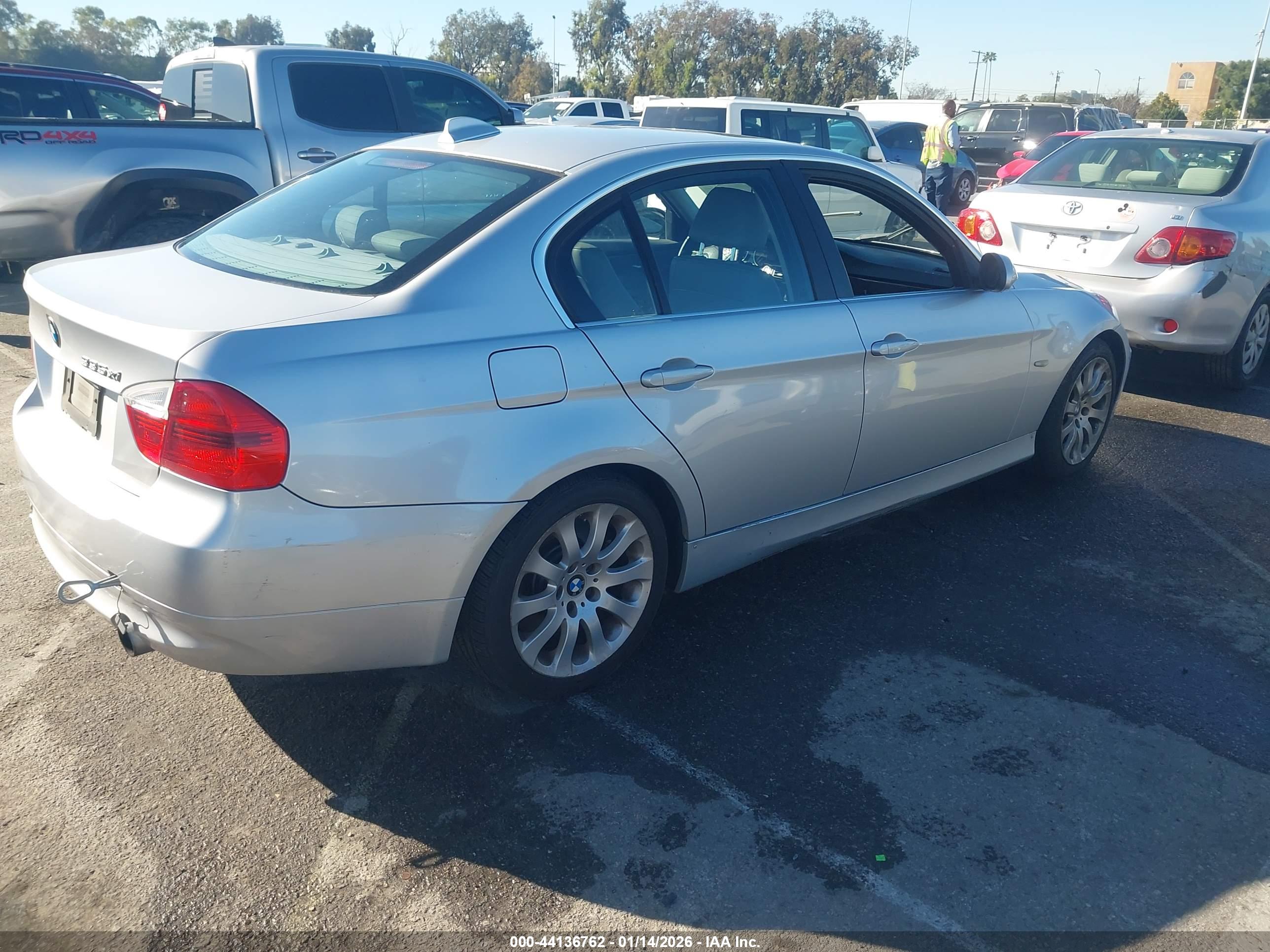 BMW 335XI image 4