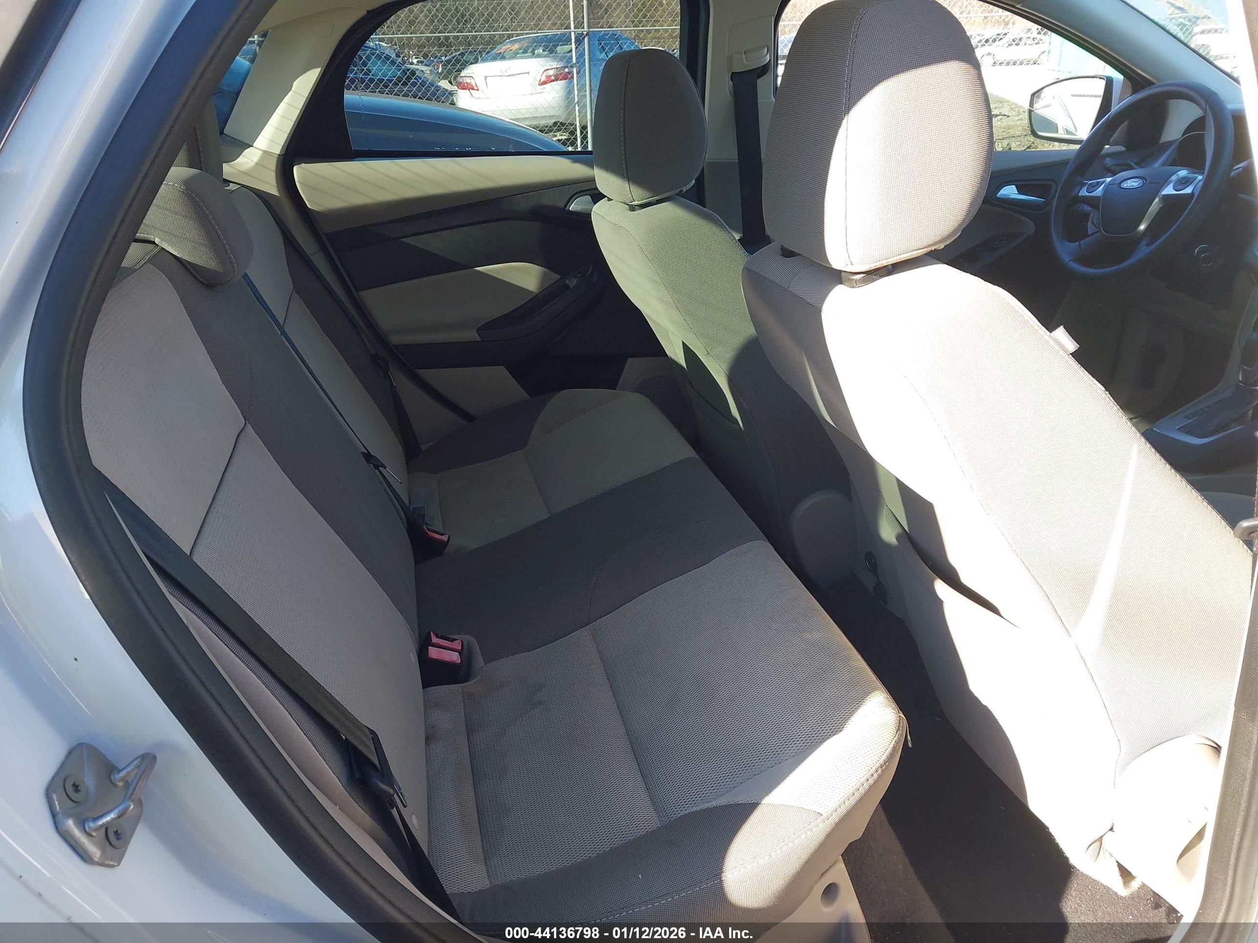 FORD FOCUS image 8