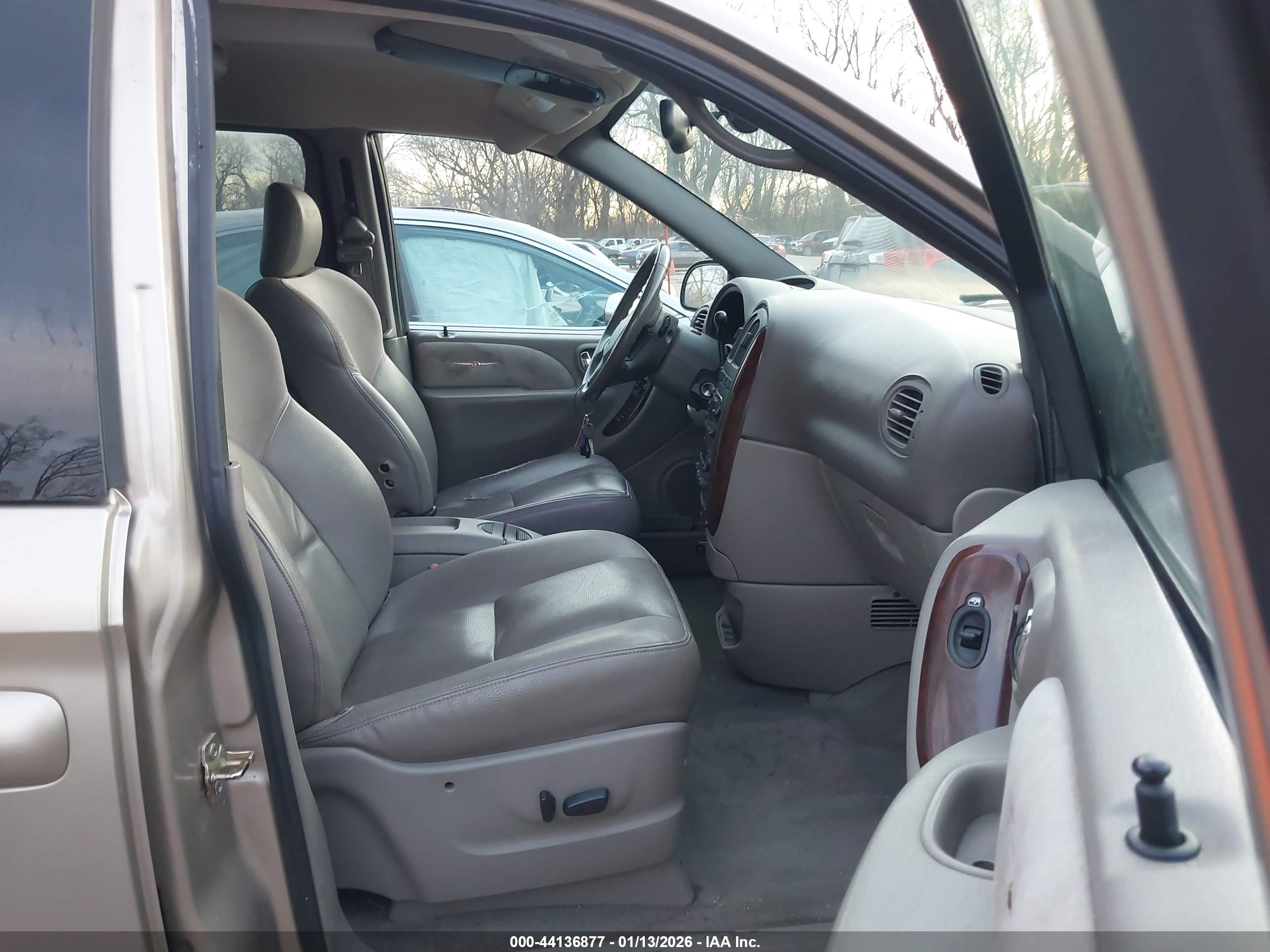 CHRYSLER TOWN image 5