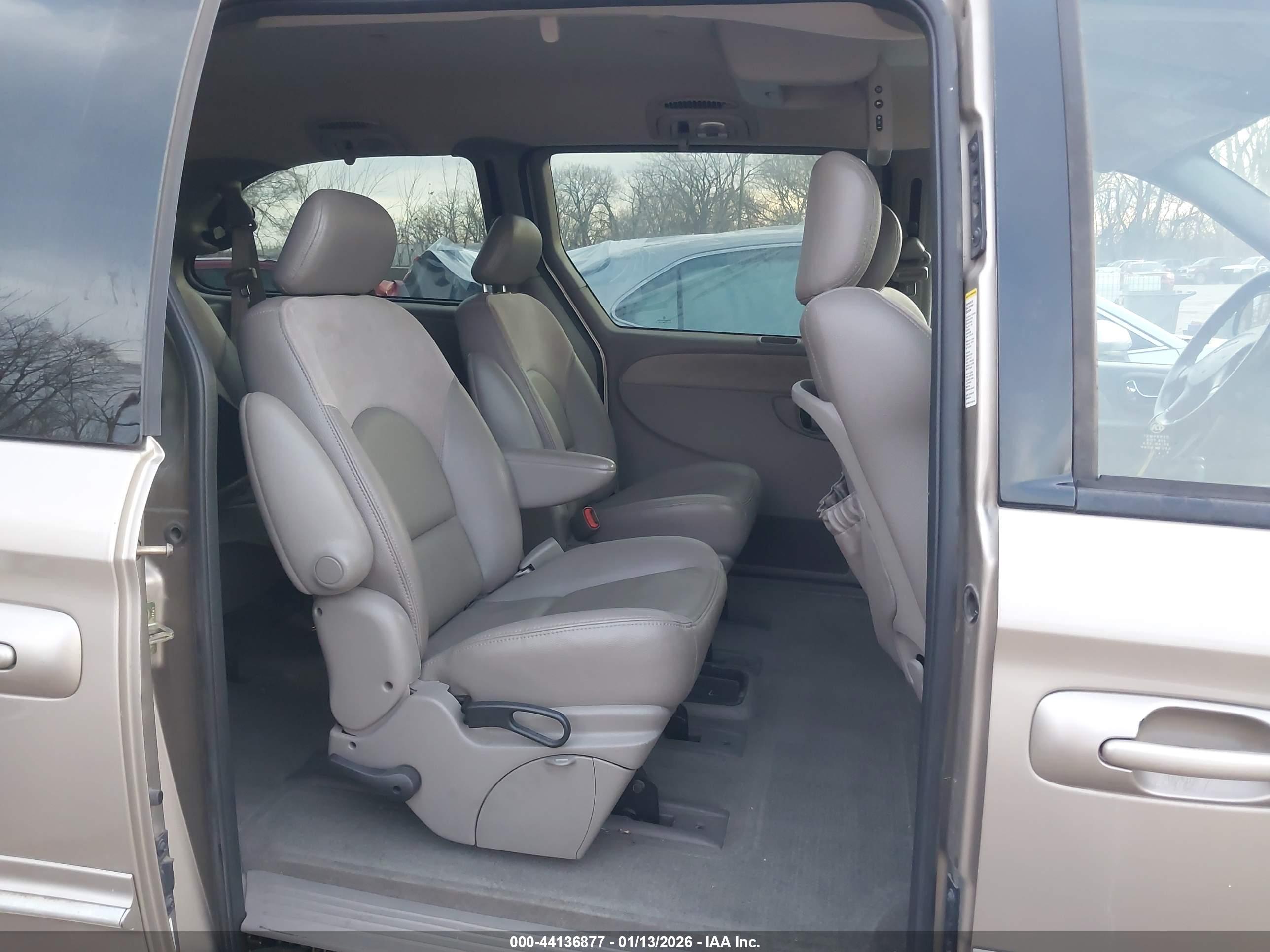 CHRYSLER TOWN image 8