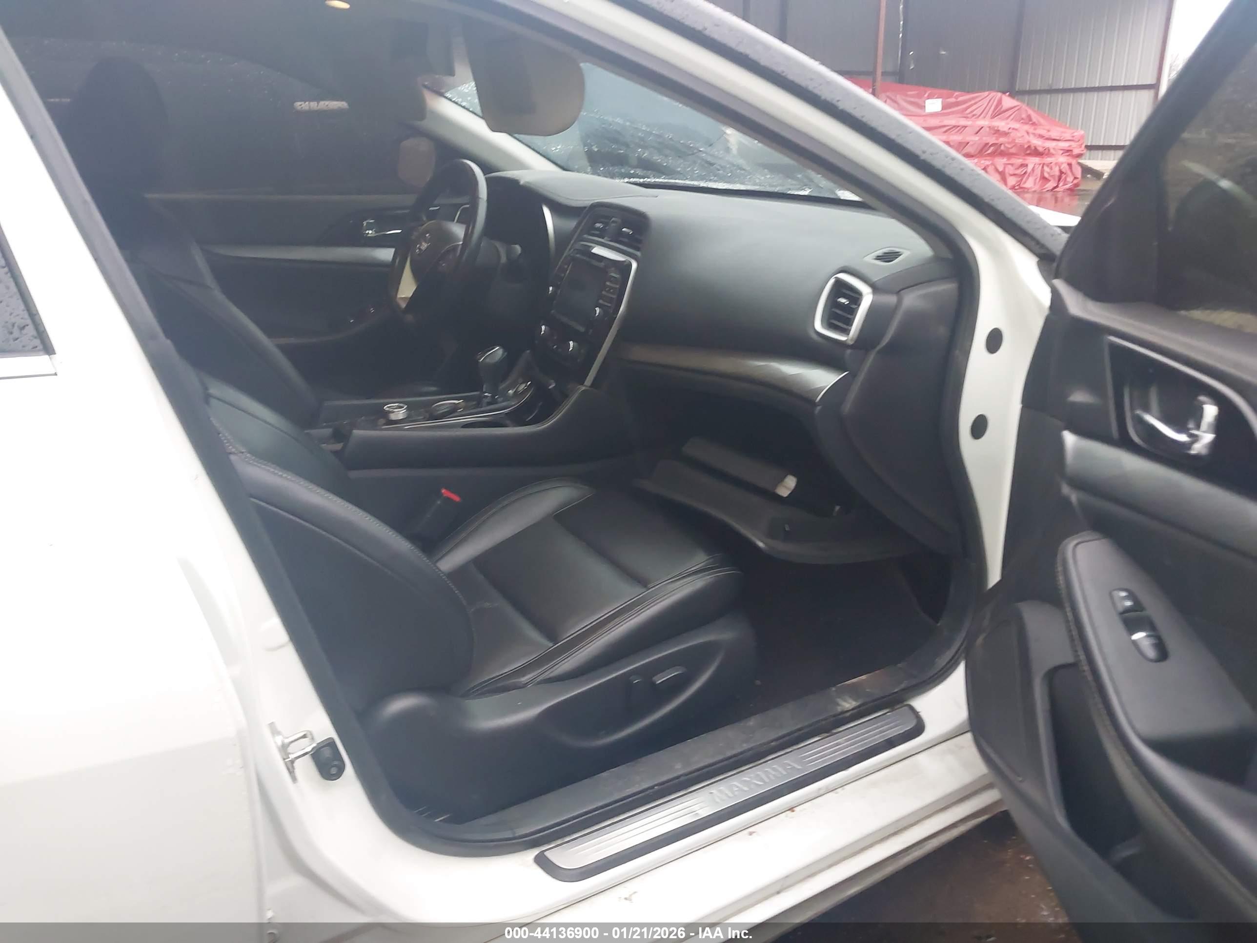 NISSAN MAXIMA image 5