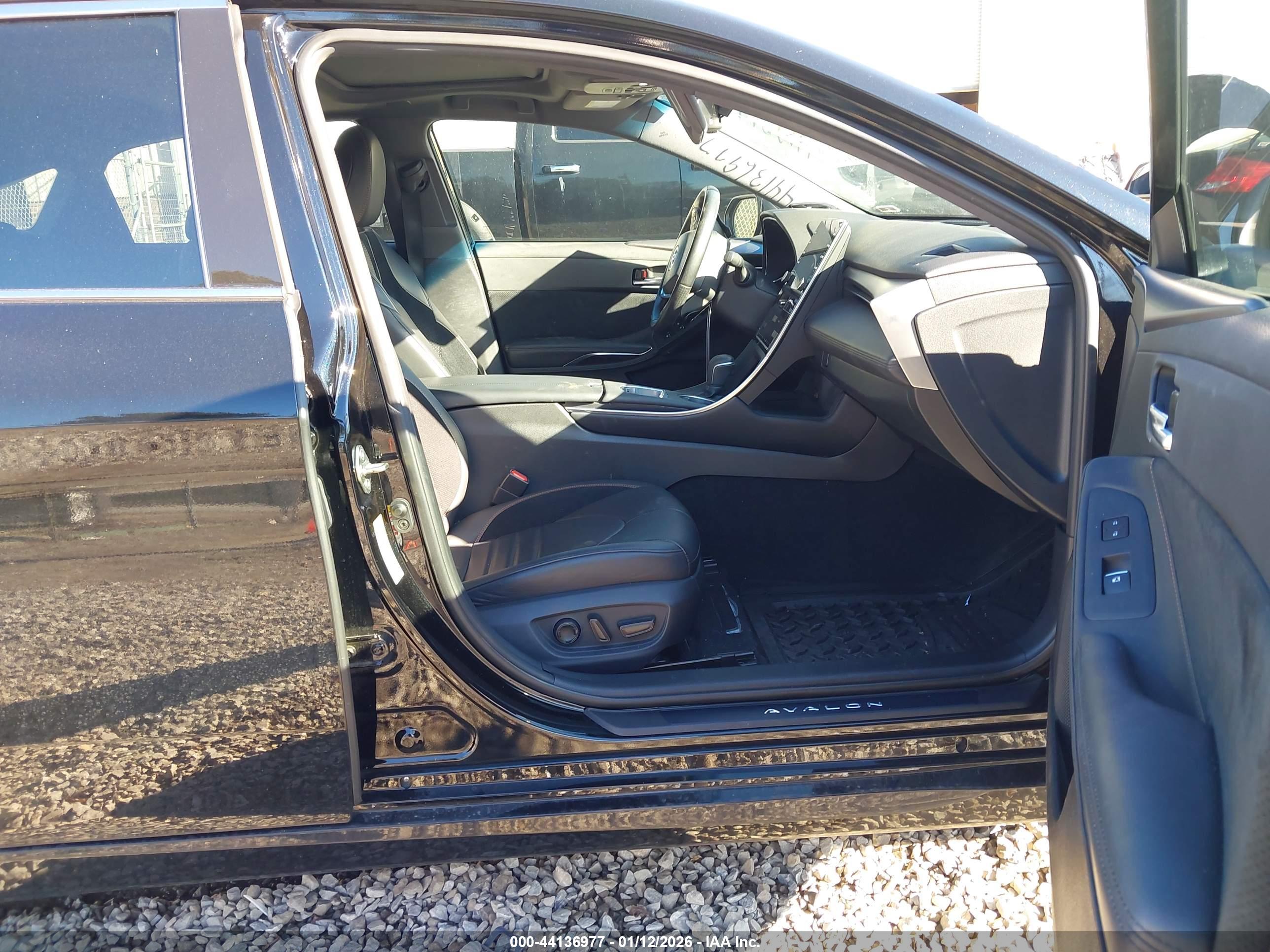 TOYOTA AVALON image 5