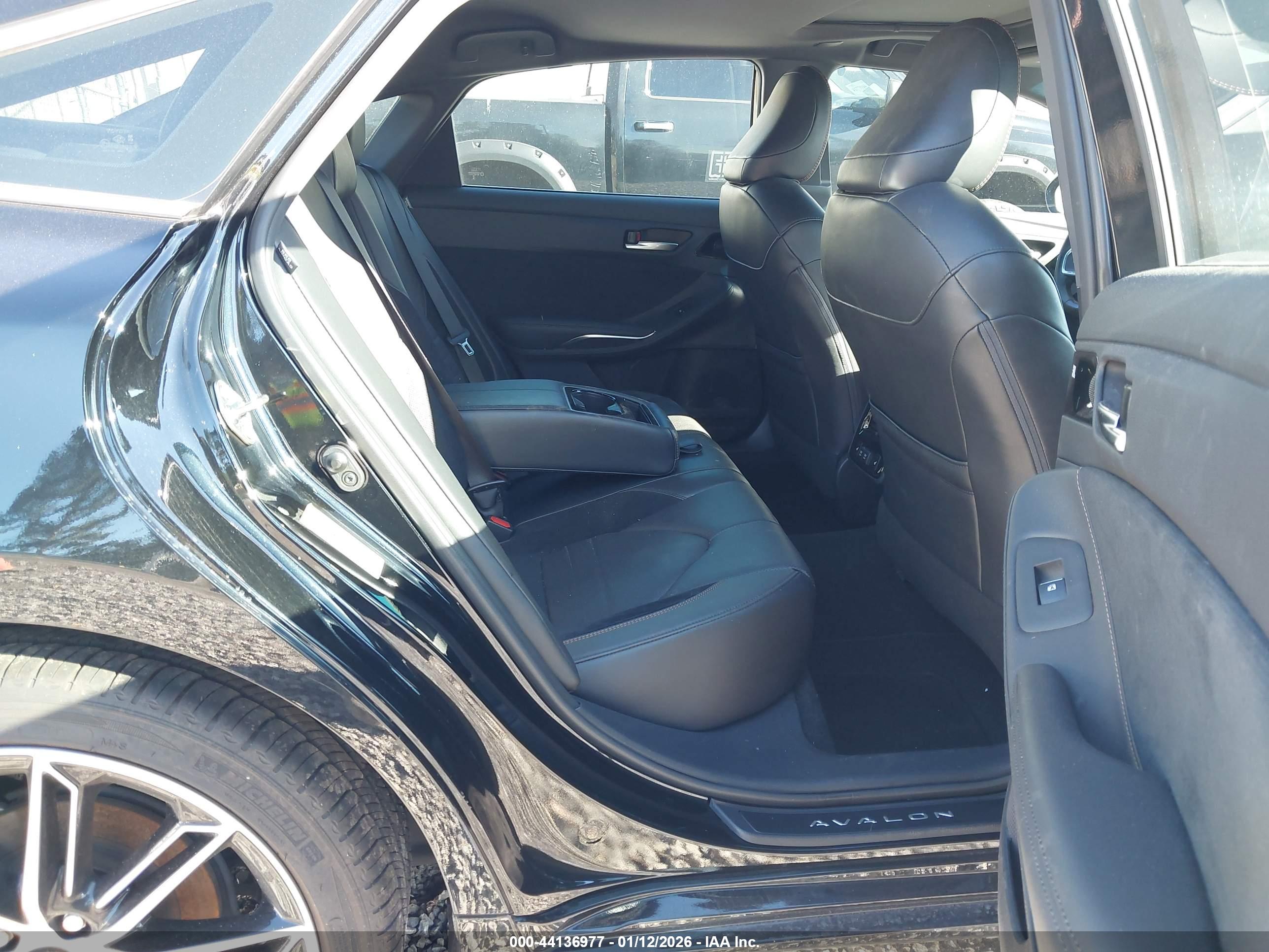 TOYOTA AVALON image 8
