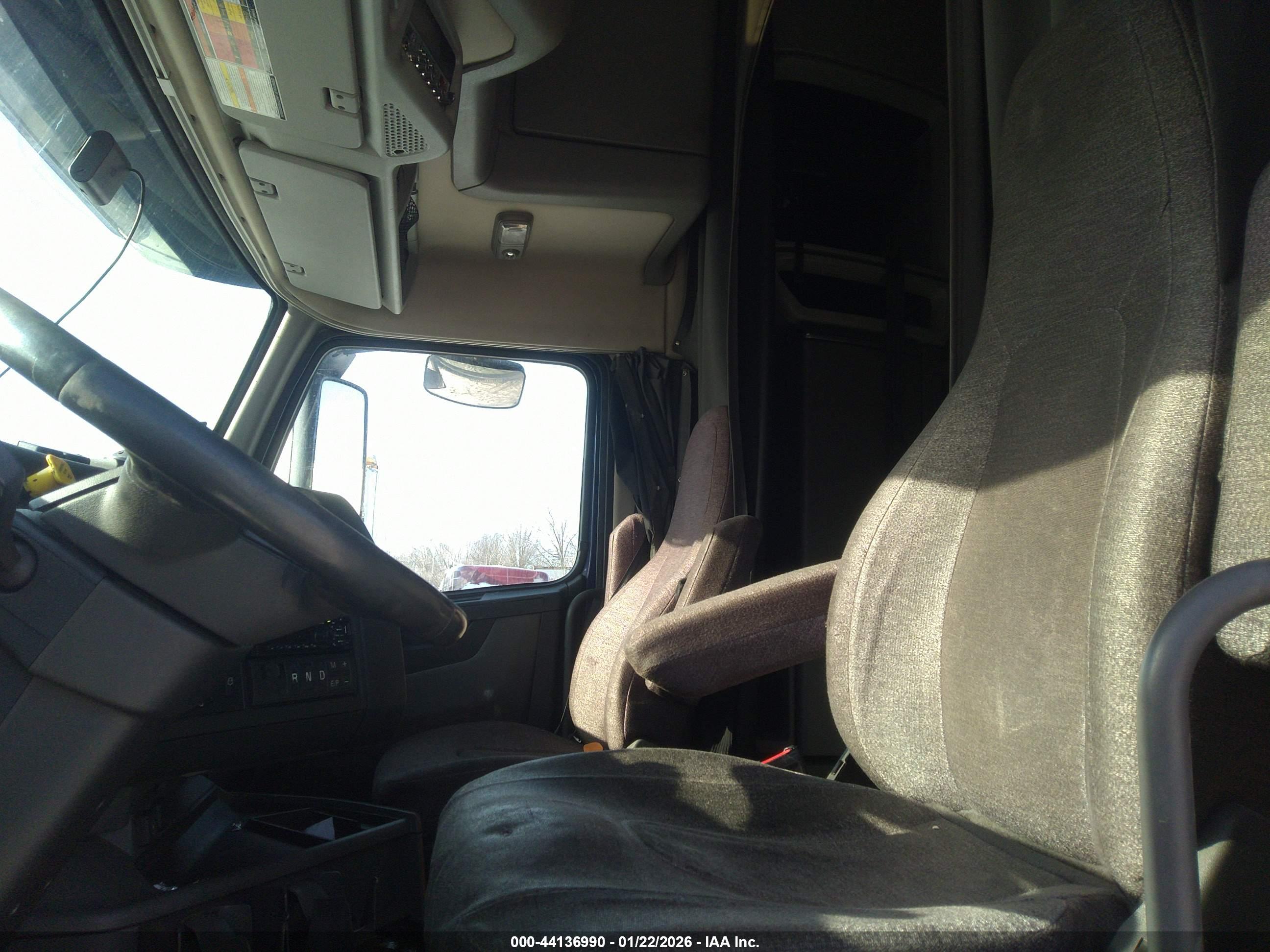 VOLVO VNL image 5