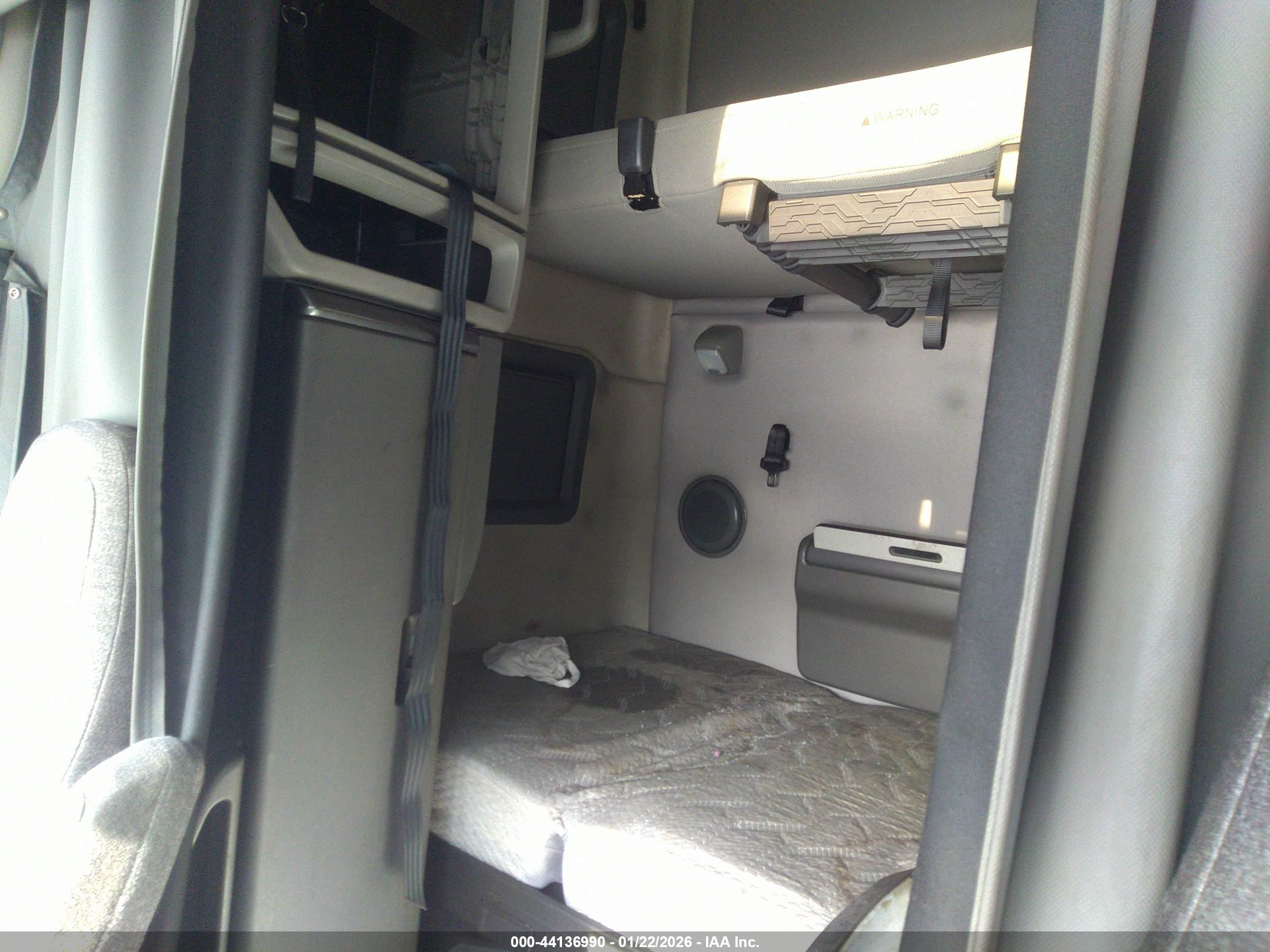 VOLVO VNL image 7