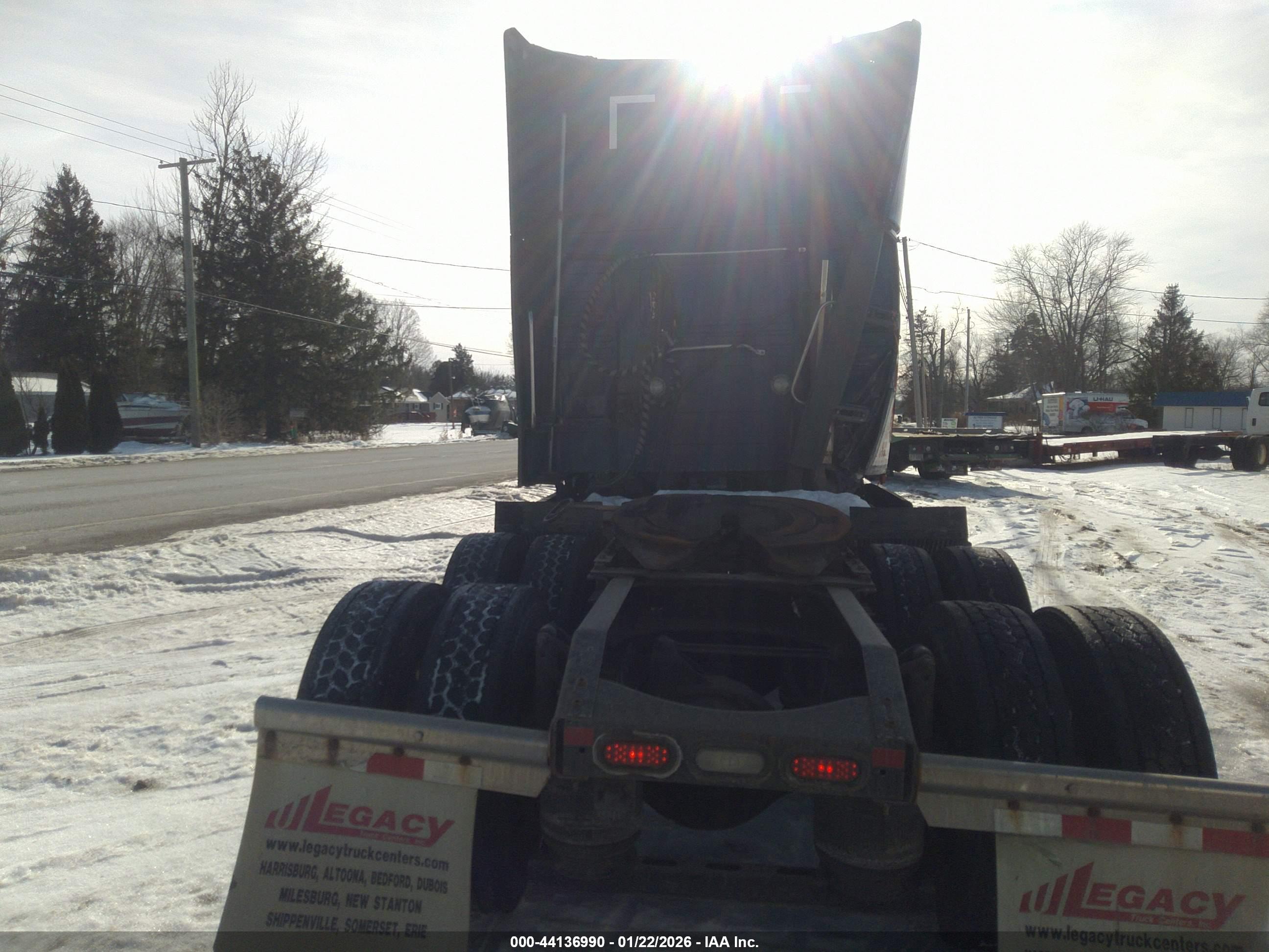 VOLVO VNL image 8