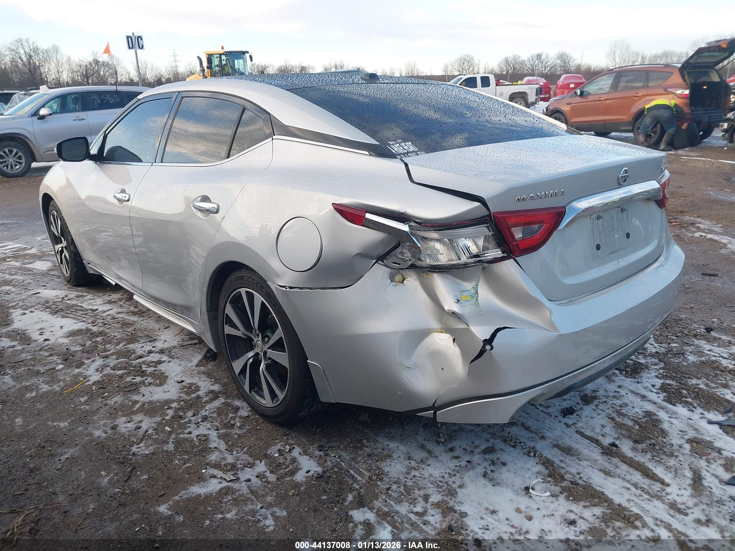 NISSAN MAXIMA image 3