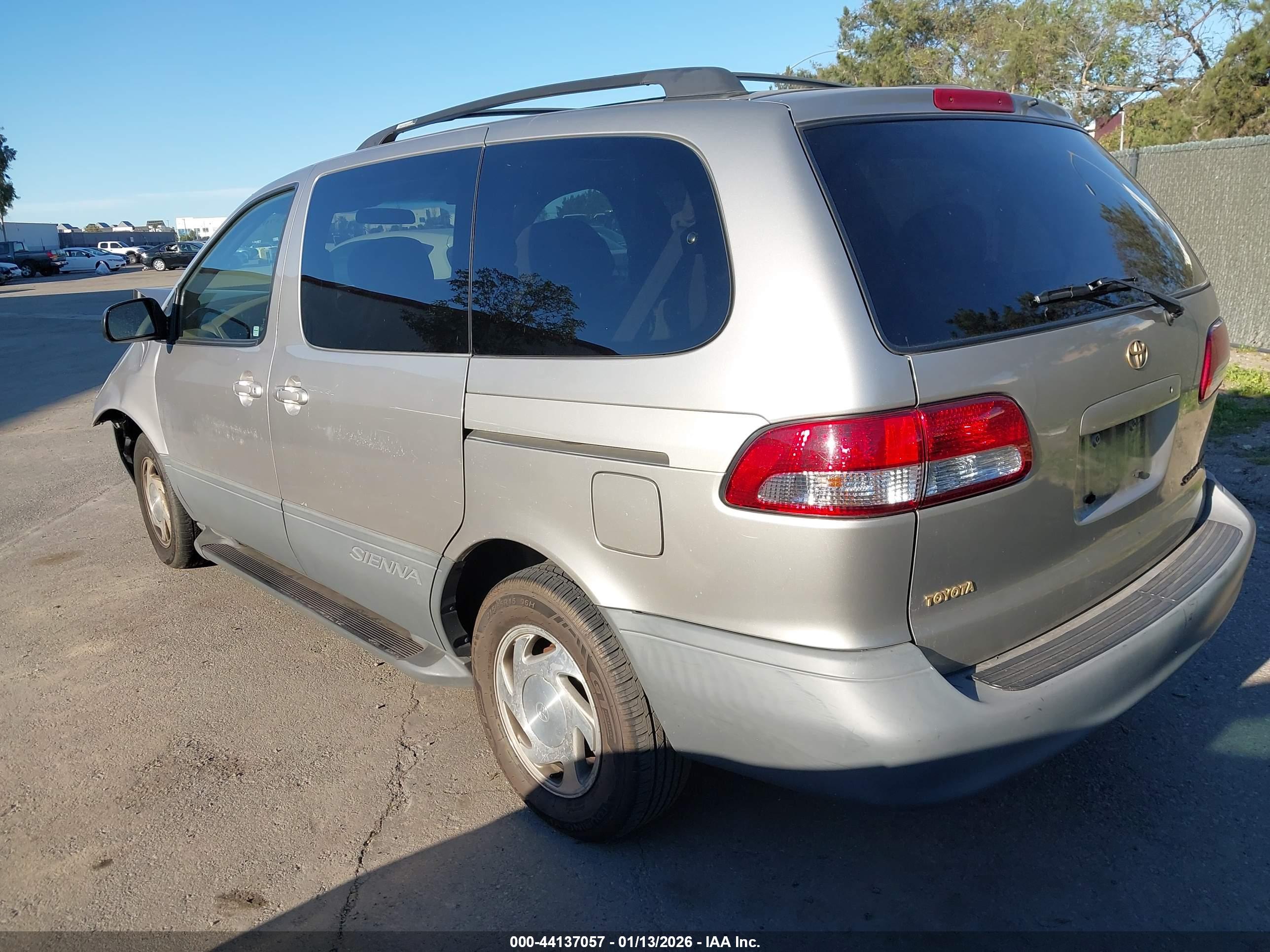 TOYOTA SIENNA image 3