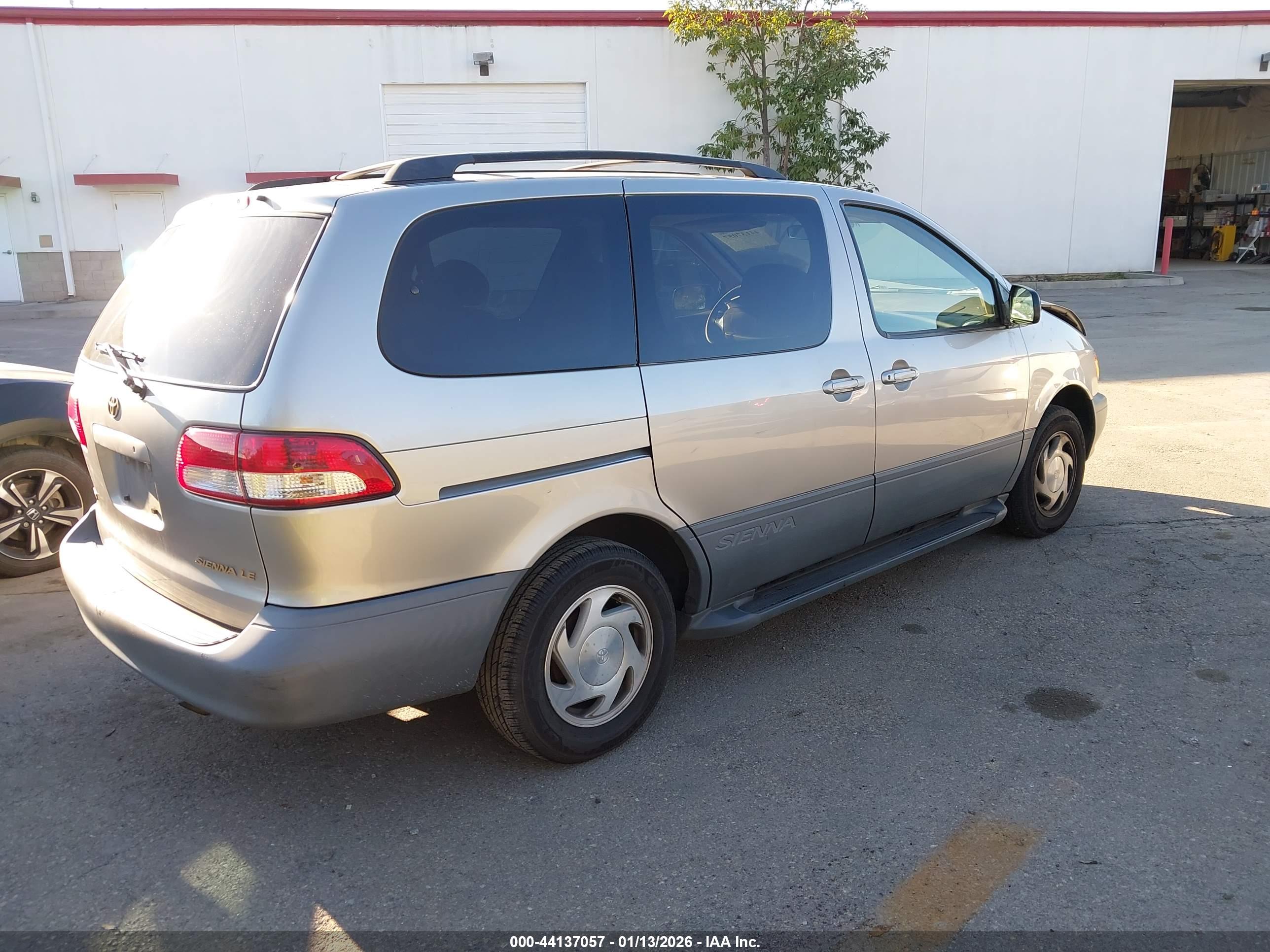 TOYOTA SIENNA image 4