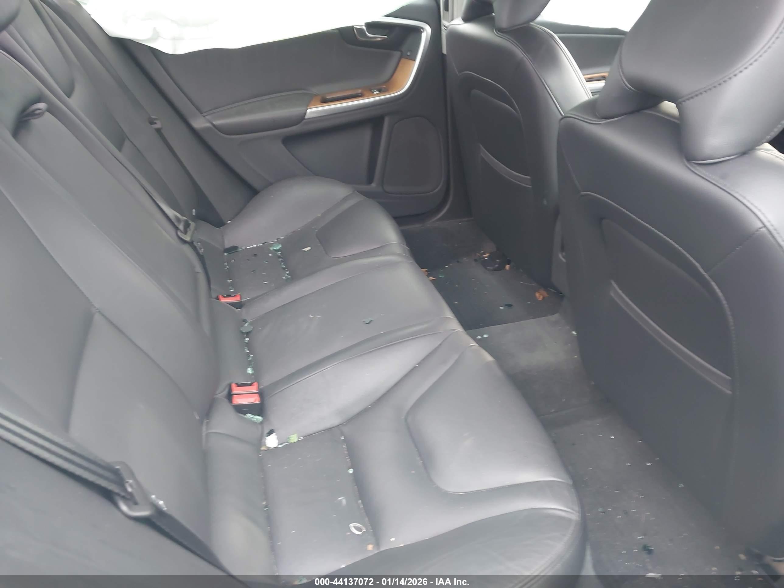 VOLVO S60 image 8