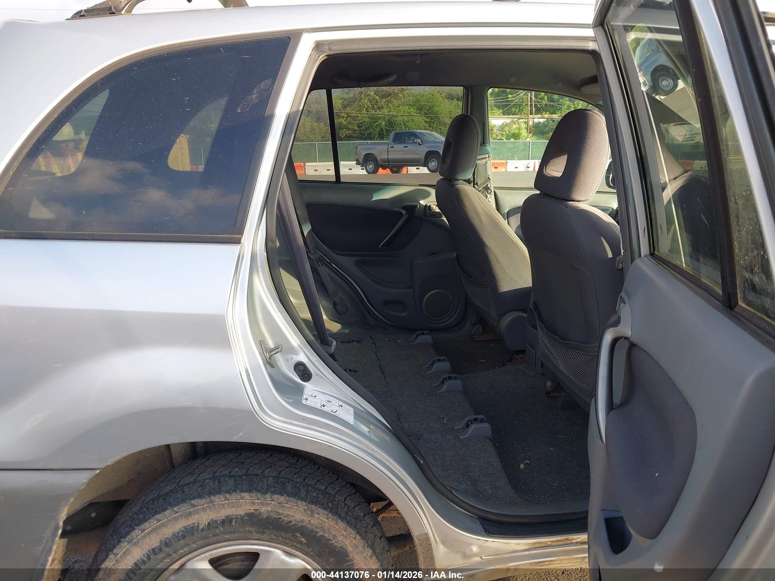 TOYOTA RAV4 image 8