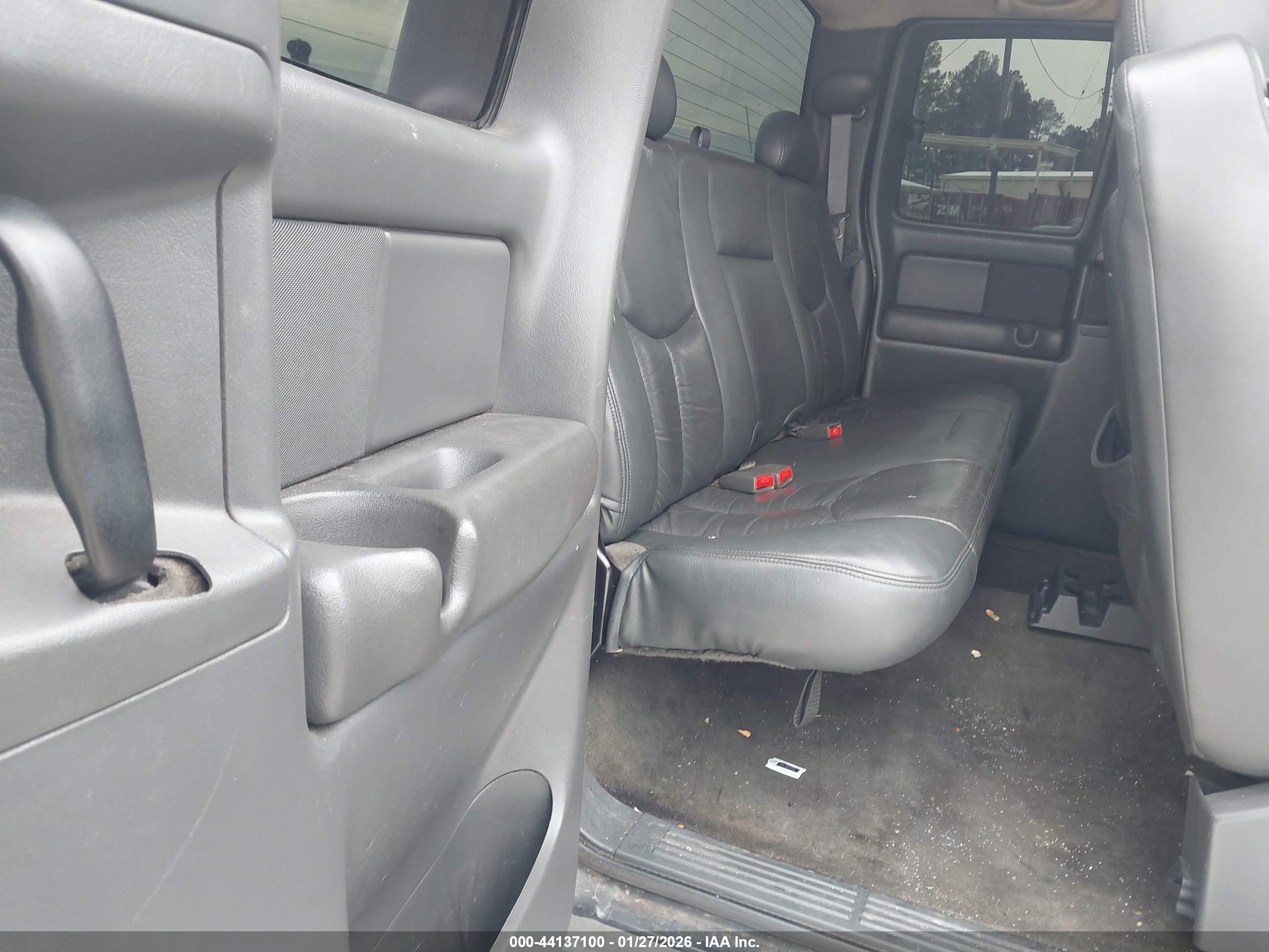 CHEVROLET SILVERADO image 8