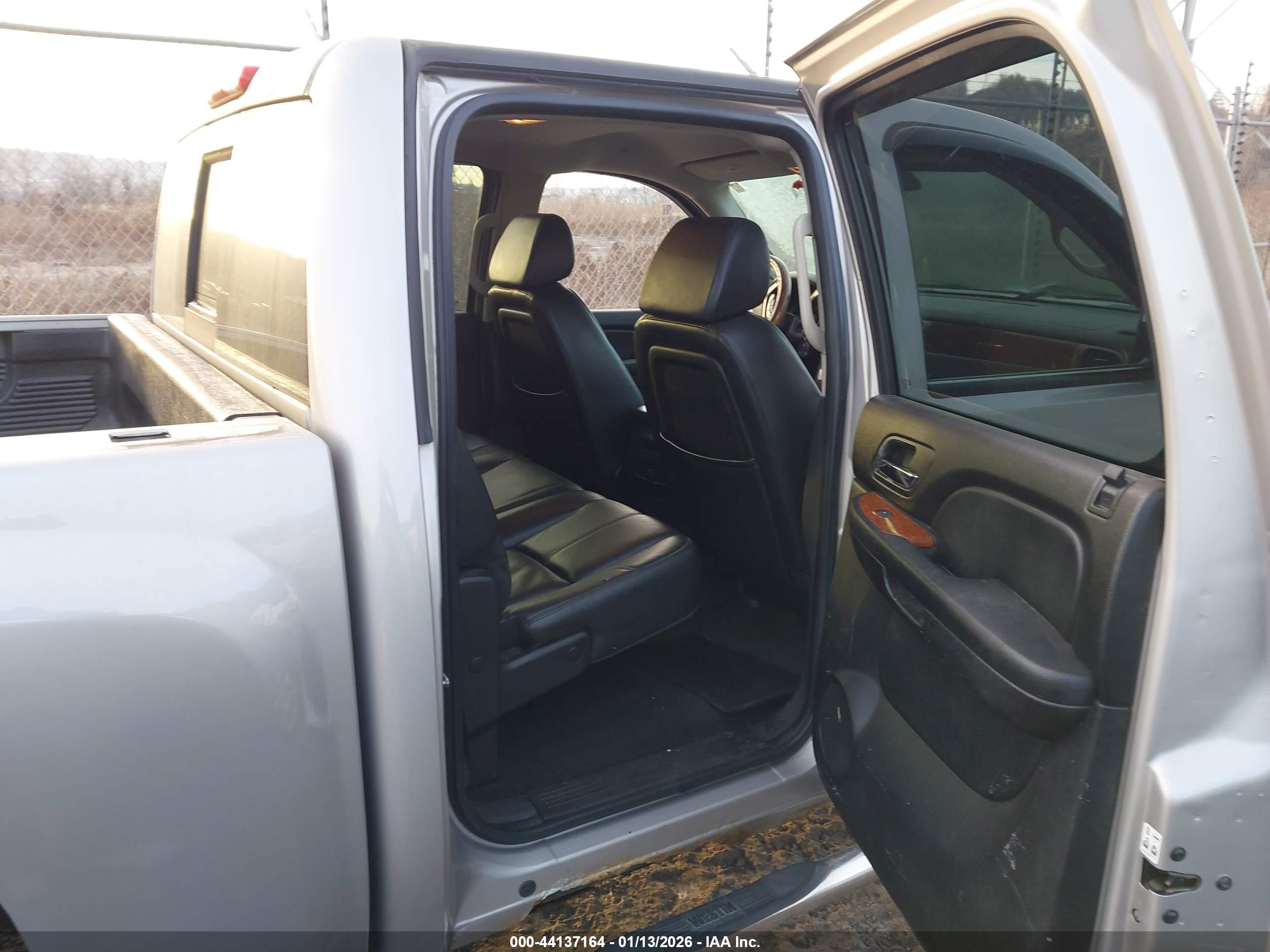 CHEVROLET SILVERADO image 8