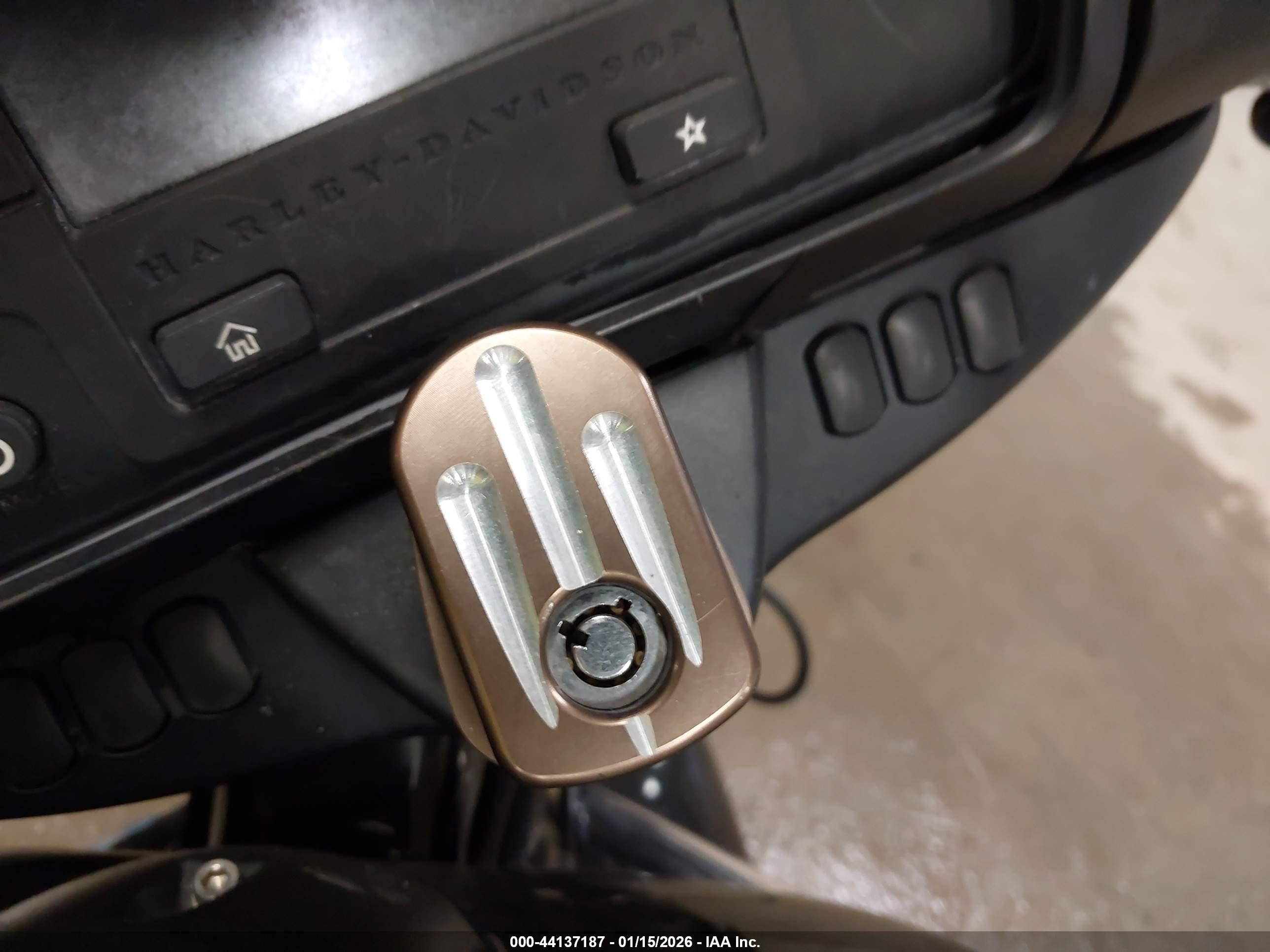 HARLEY-DAVIDSON FLHX image 11